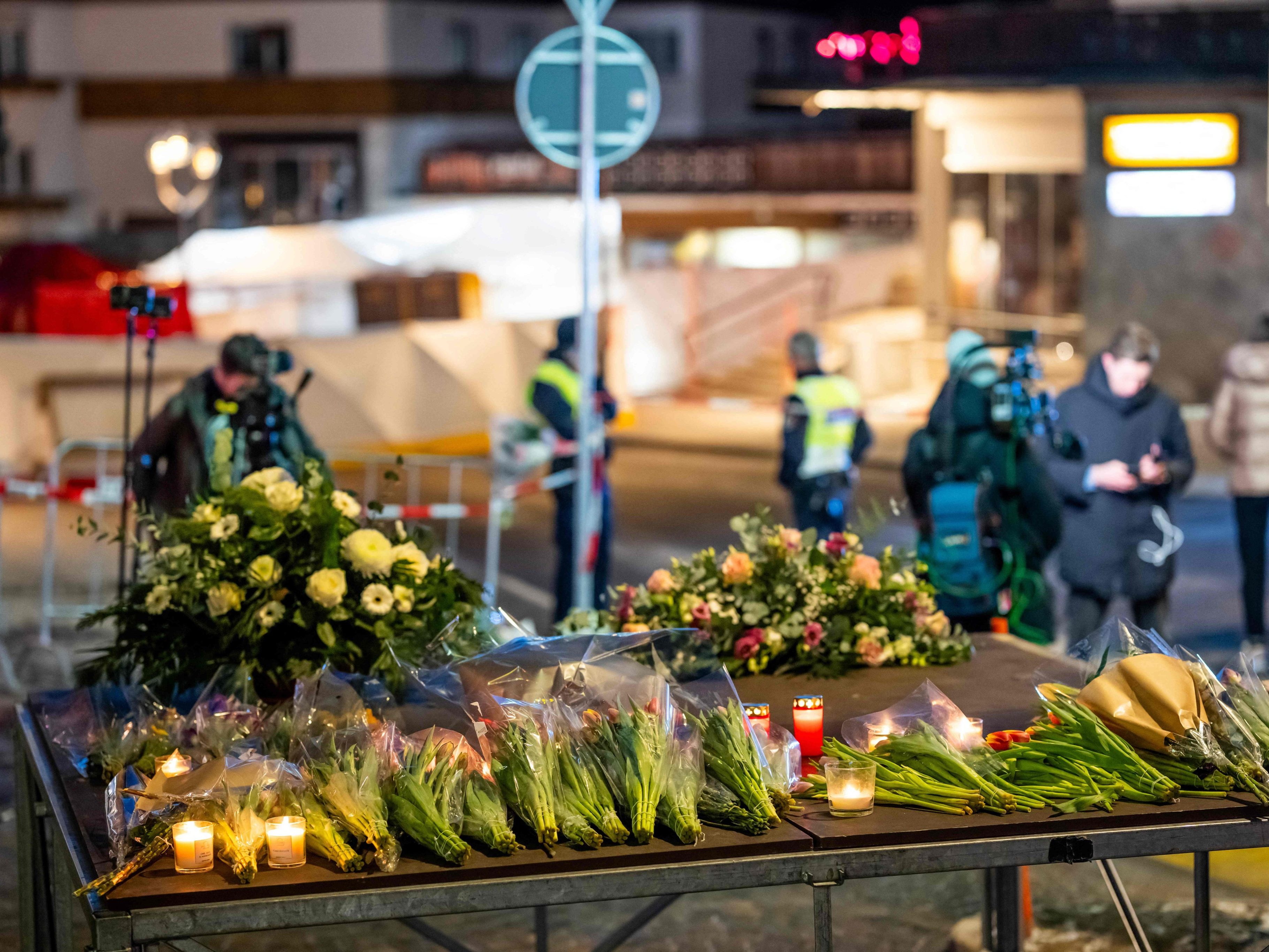 Viele Blumen und Kerzen zum Gedenken der Todesopfer.