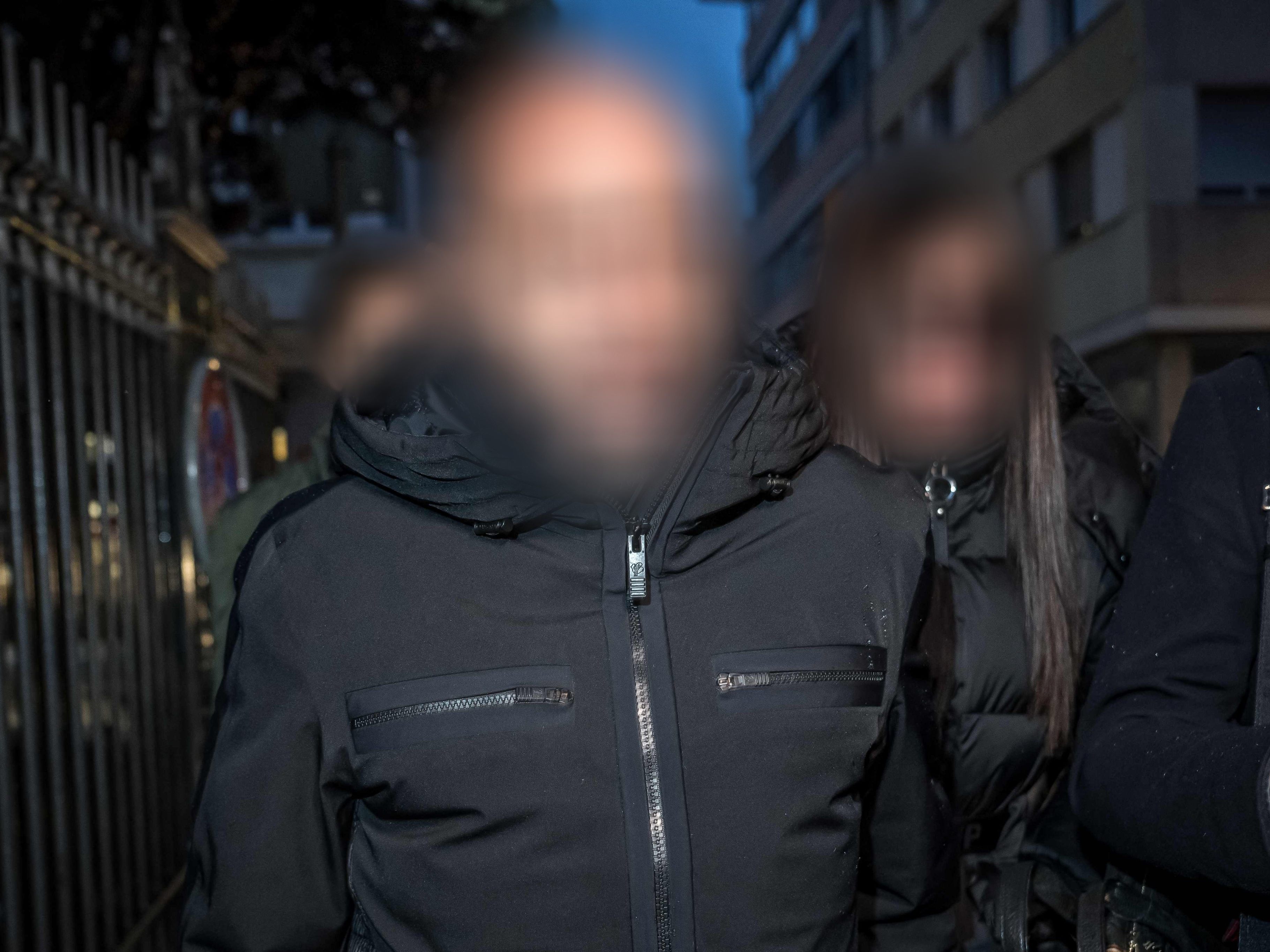 Der Barbetreiber der Bar "Le Constellation" sitzt nach dem tödlichen Brand in Untersuchungshaft; das Betreiberpaar wurde am Freitag von den Ermittlungsbehörden einvernommen.