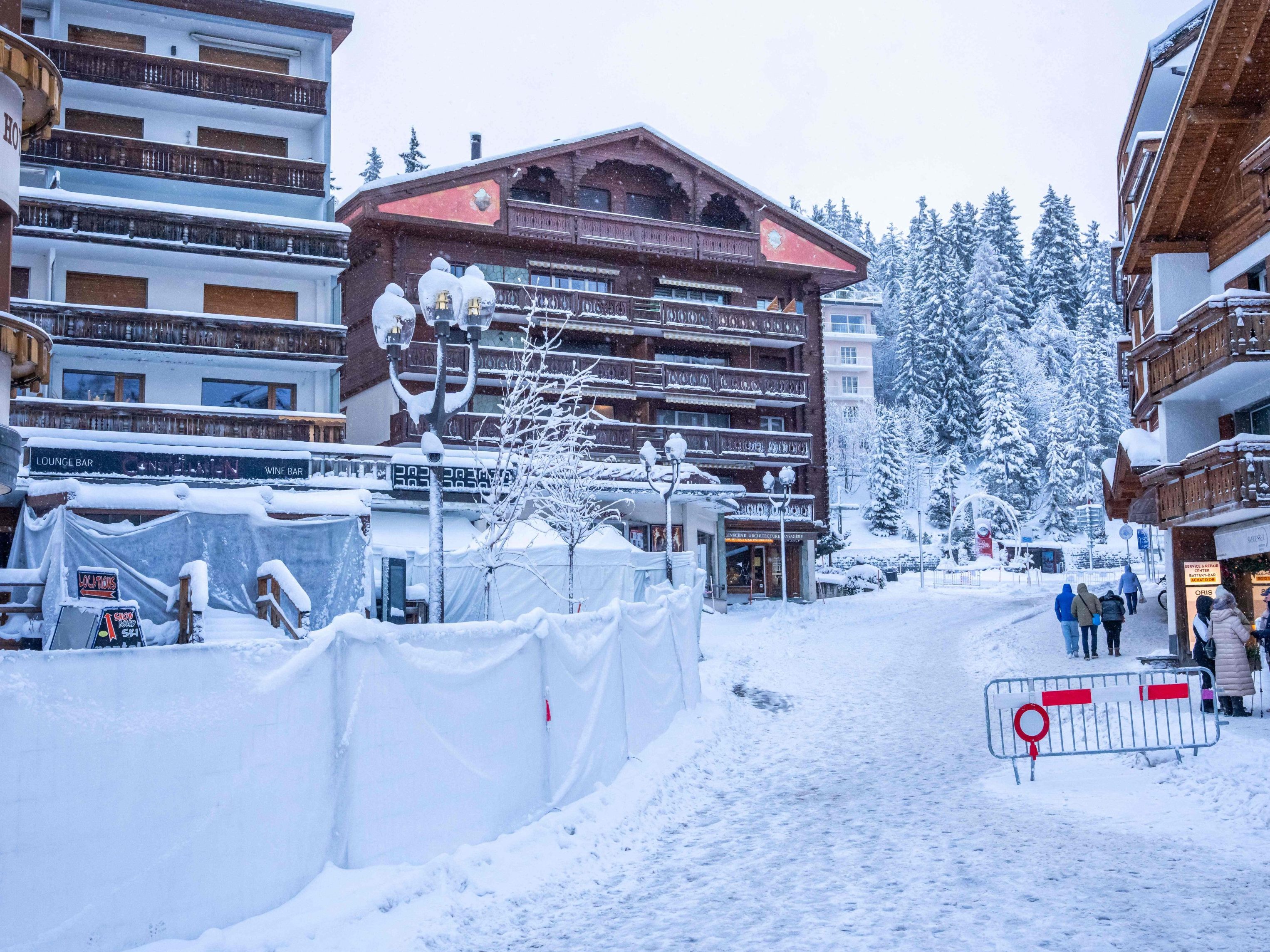 Die verschneite Fassade der Bar "Le Constellation" in Crans-Montana.