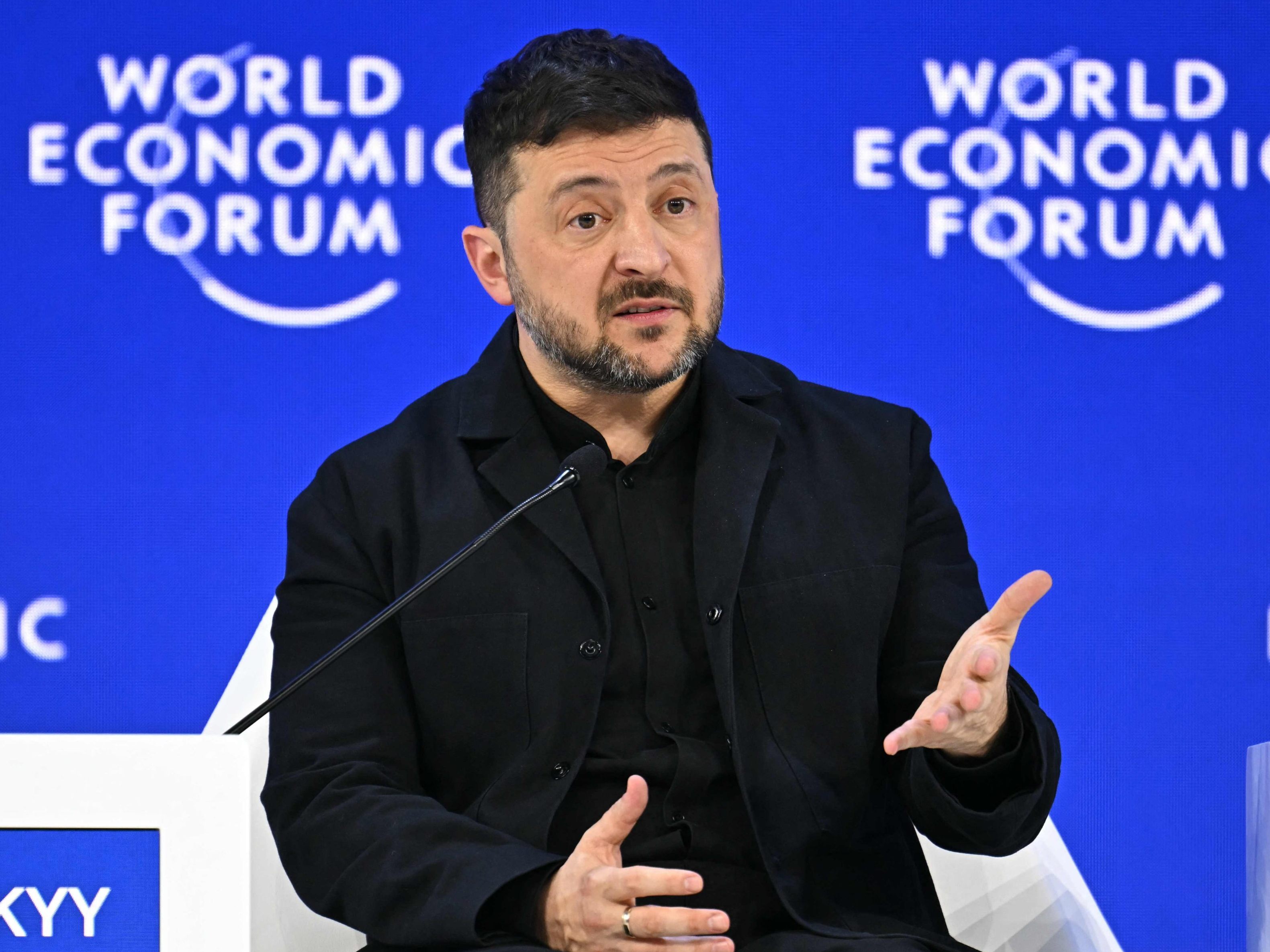 Der ukrainische Präsident Wolodymyr Selenskyj übte Kritik an Europas außenpolitischer Zurückhaltung und kündigte Gespräche mit den USA und Russland über eine mögliche Beendigung des Kriegs an.