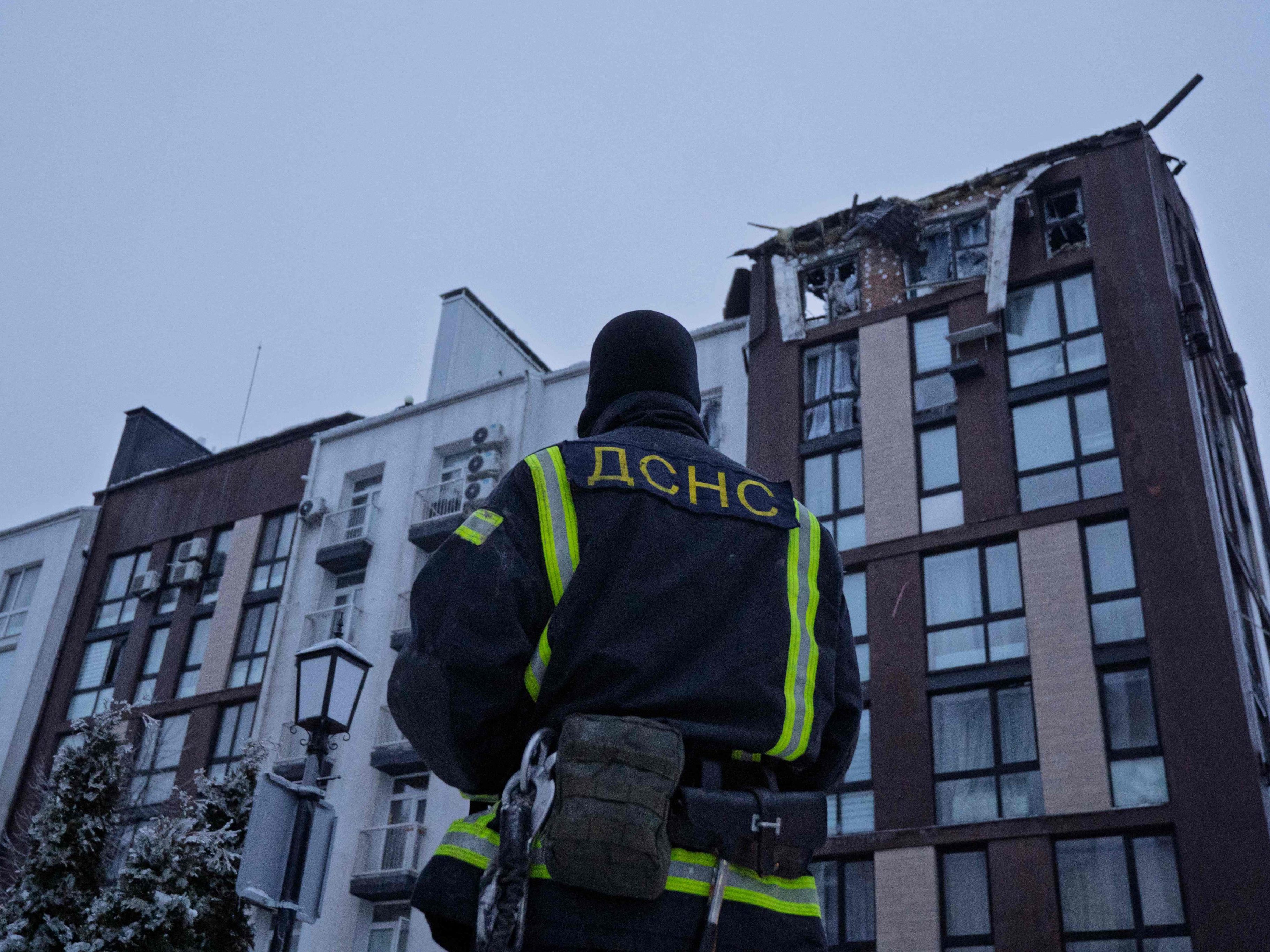 Ein Mitglied der ukrainischen Rettungskräfte steht nach einem Drohnenangriff vor einem Wohngebäude in der Region Kiew.