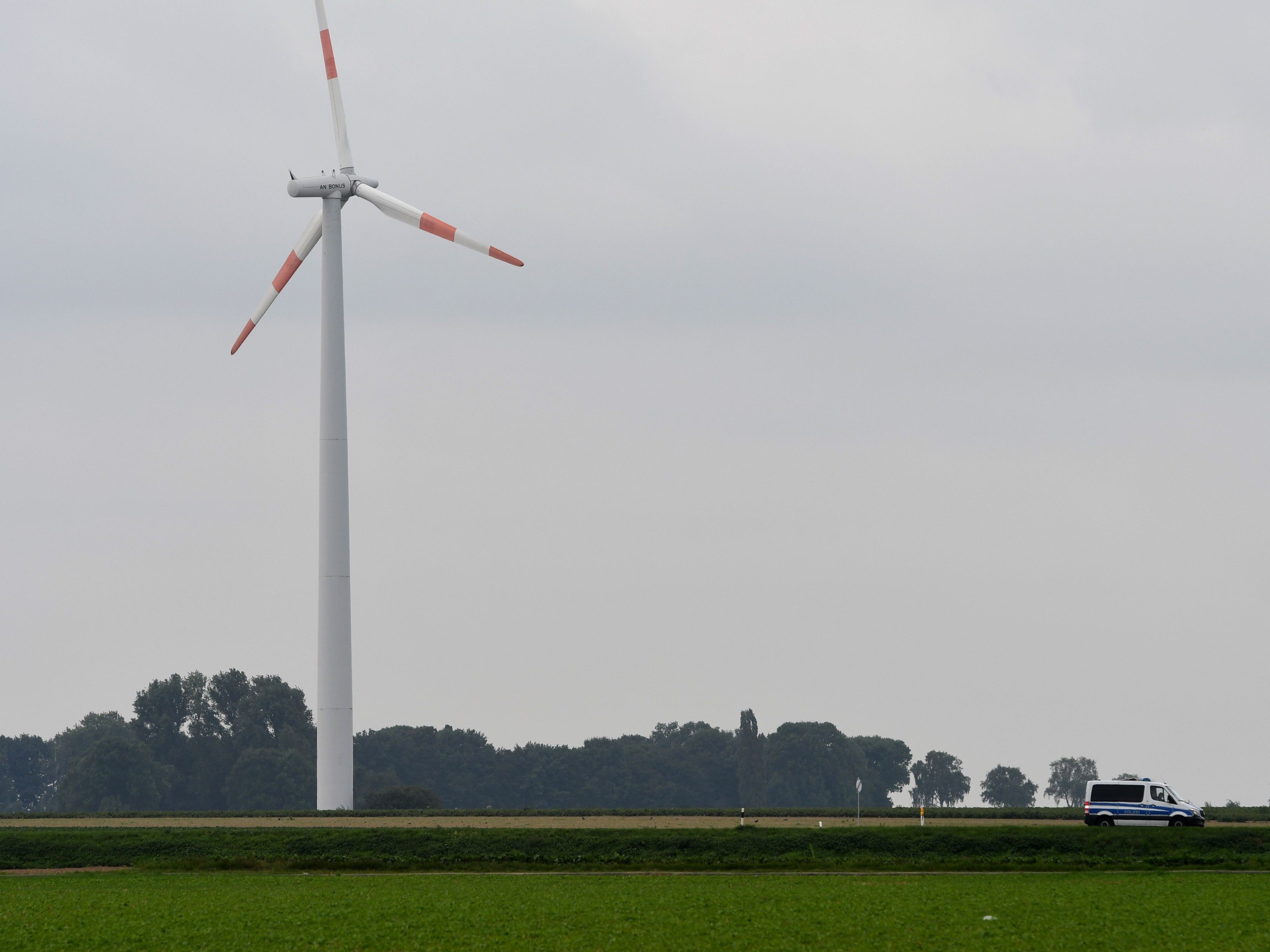 Windradflügel droht auf die Autobahn zu stürzen. (Symbolbild)
