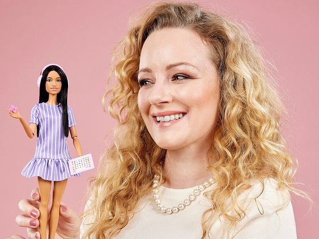 Die deutsche Markenbotschafterin Rafaela Lisbeth Kiene mit der neuen Barbie.