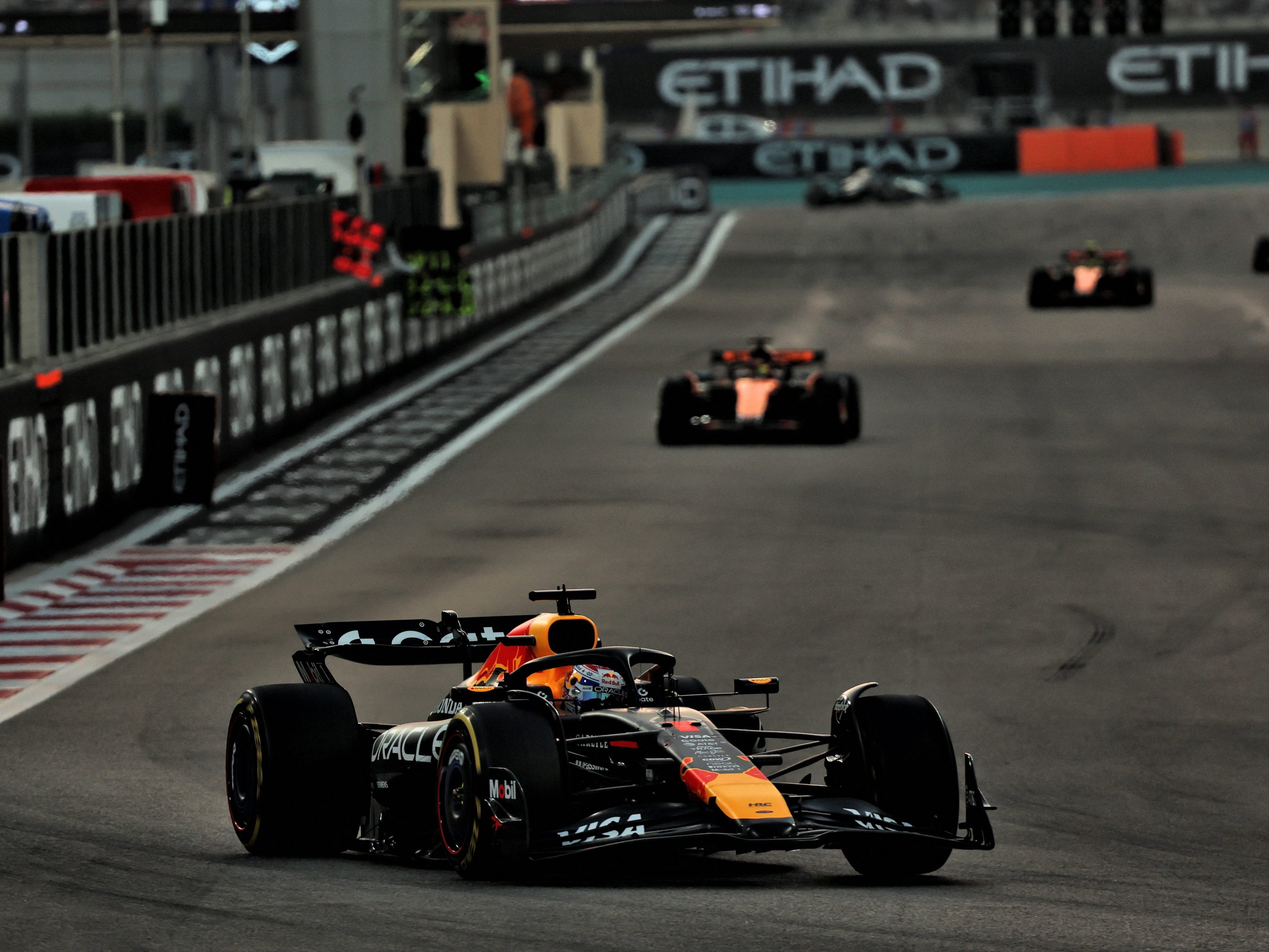 2026 startet die Formel 1 mit neuen Autos, Regeln und Teams.