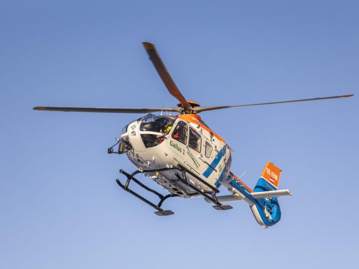 Skirenn-Unfall in Lech: 27-jährige Teilnehmerin schwer verletzt.