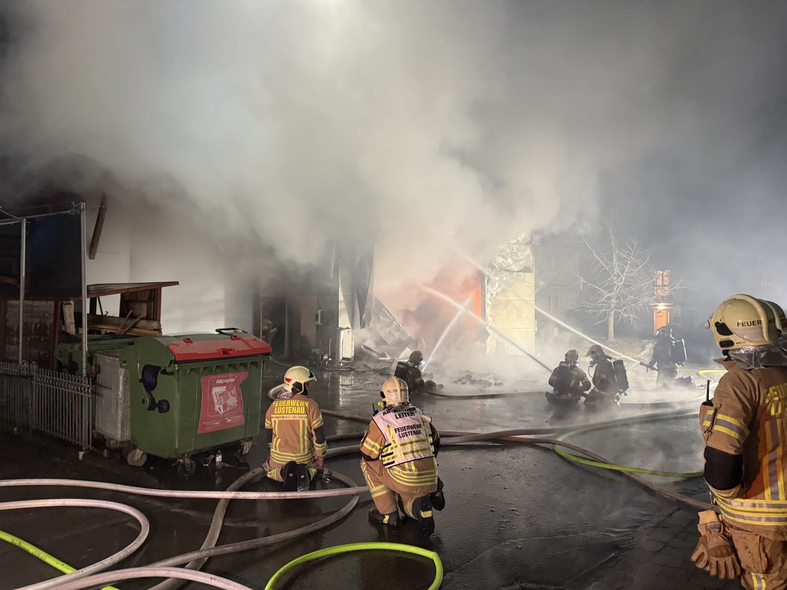 Laut Polizei gehen die Brandermittler davon aus, dass mechanische Arbeiten in der Halle das Feuer ausgelöst haben.