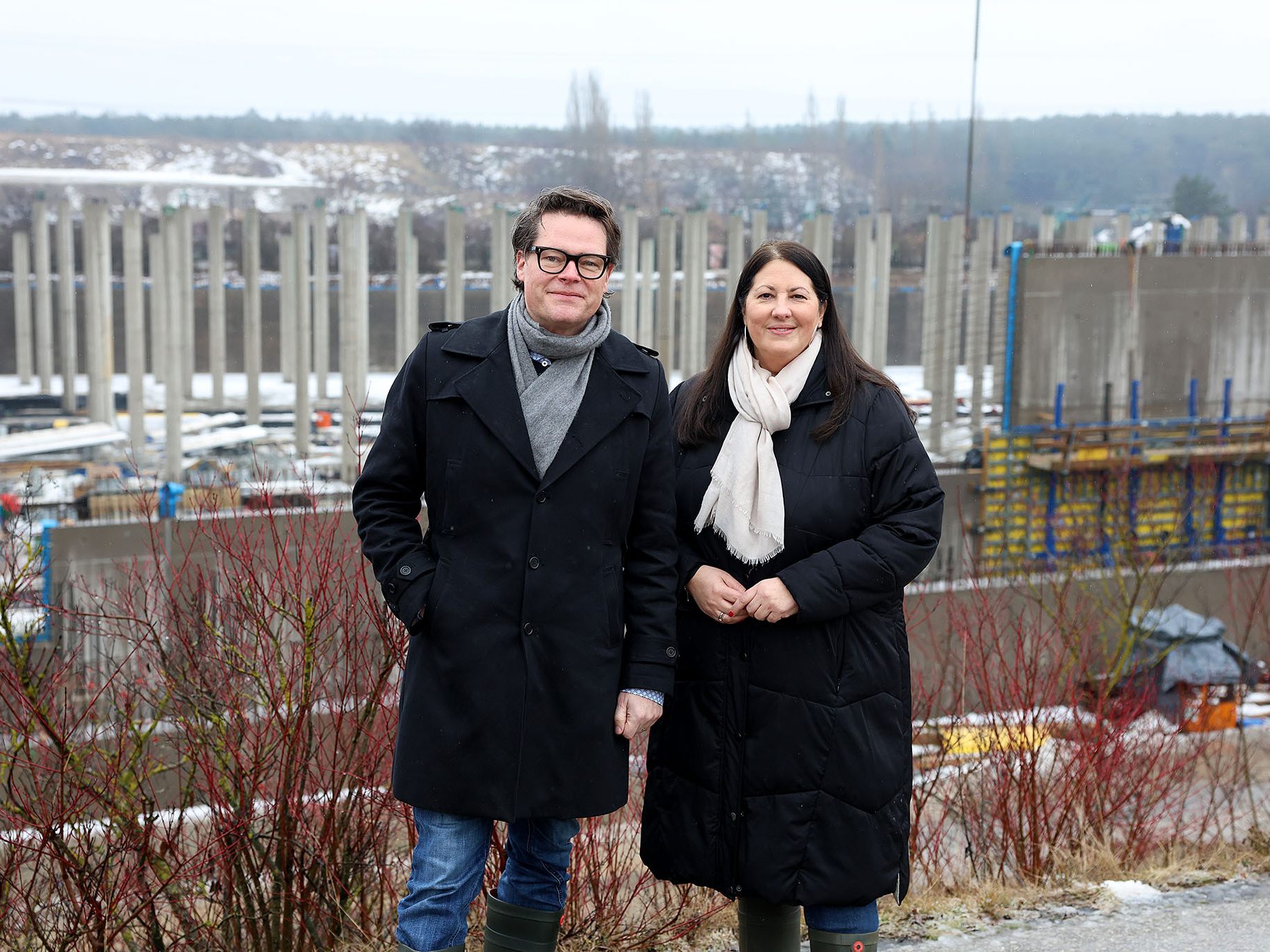 Vizebürgermeisterin Kathrin Gaál und Klimastadtrat Jürgen Czernohorszky überzeugen sich vom Jahrhundertprojekt für die Wasserversorgung.