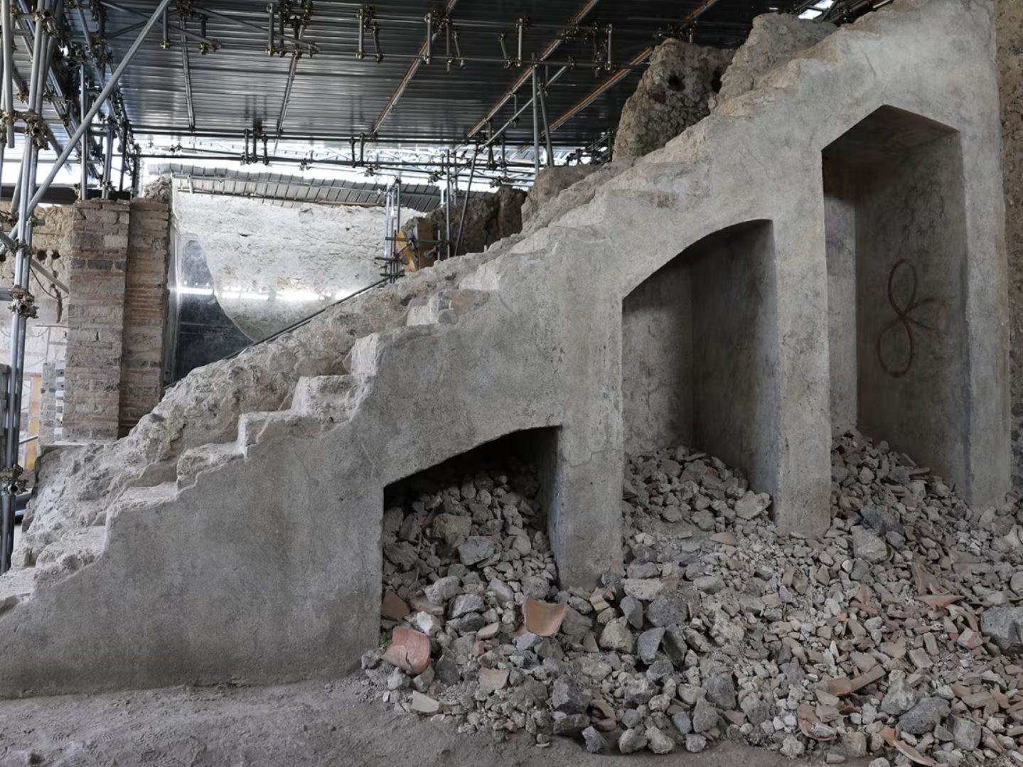 Forschende wurden auf Hinweise rund um eine monumentale steinerne Treppe in einem neu ausgegrabenen Wohnhaus aufmerksam, das als Casa del Tiaso bekannt ist.