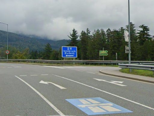 Am Montagnachmittag kam es auf der L87 bei Bludesch zu einem Unfall, als eine Lenkerin beim Abbiegen auf die Autobahnauffahrt Bludenz mit einem entgegenkommenden Pkw kollidierte.