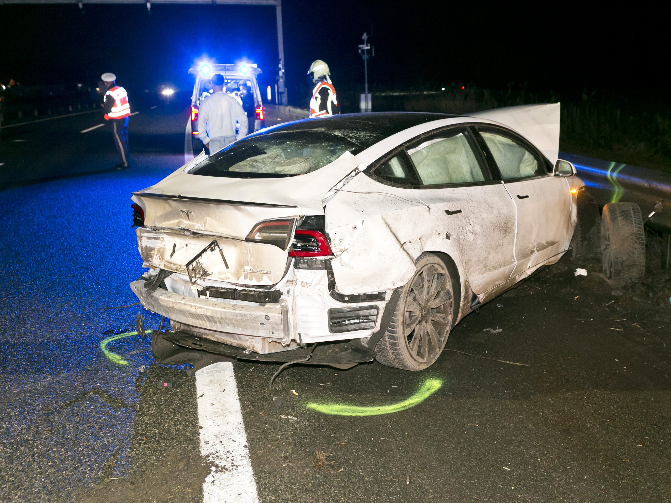 Tesla crasht bei Koblach: Verdacht auf Straßenrennen mit BMW