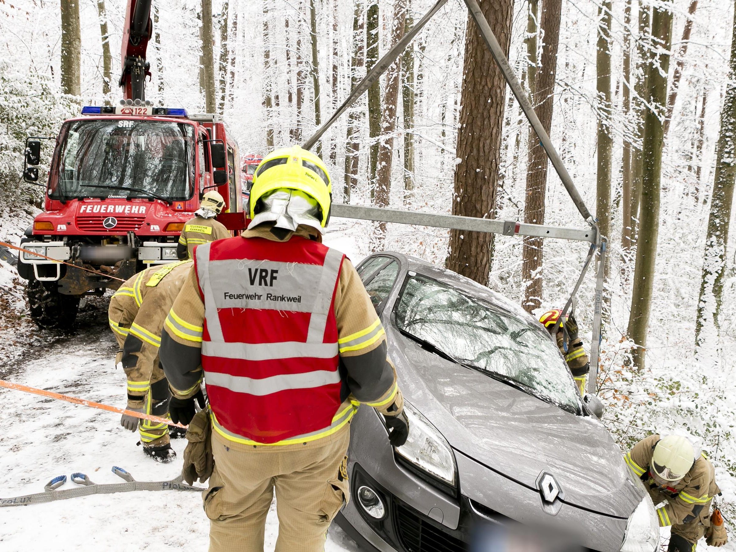 Die Feuerwehr Klaus sicherte das Fahrzeug.
