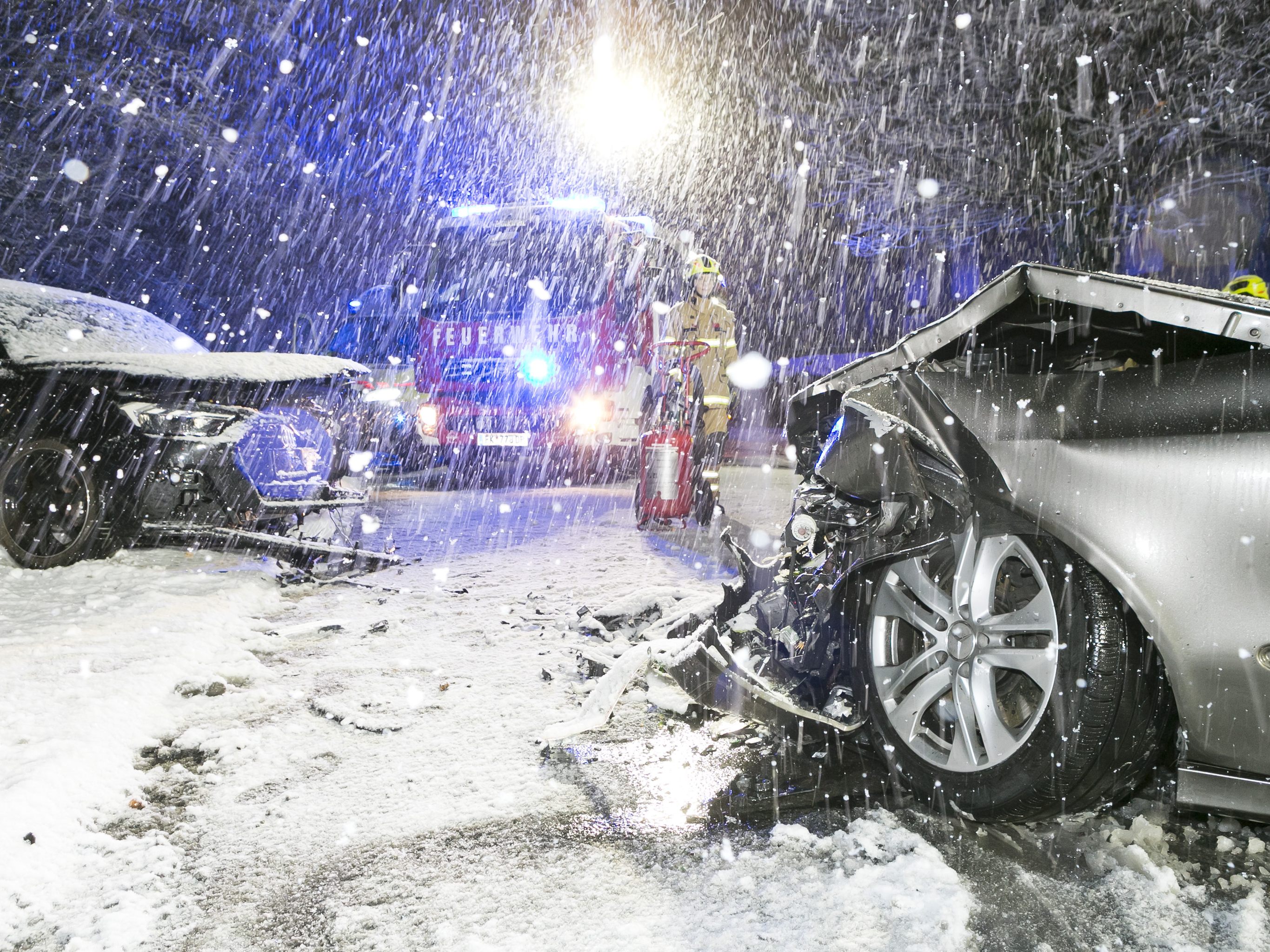 Schwerer Verkehrsunfall auf rutschiger Fahrbahn