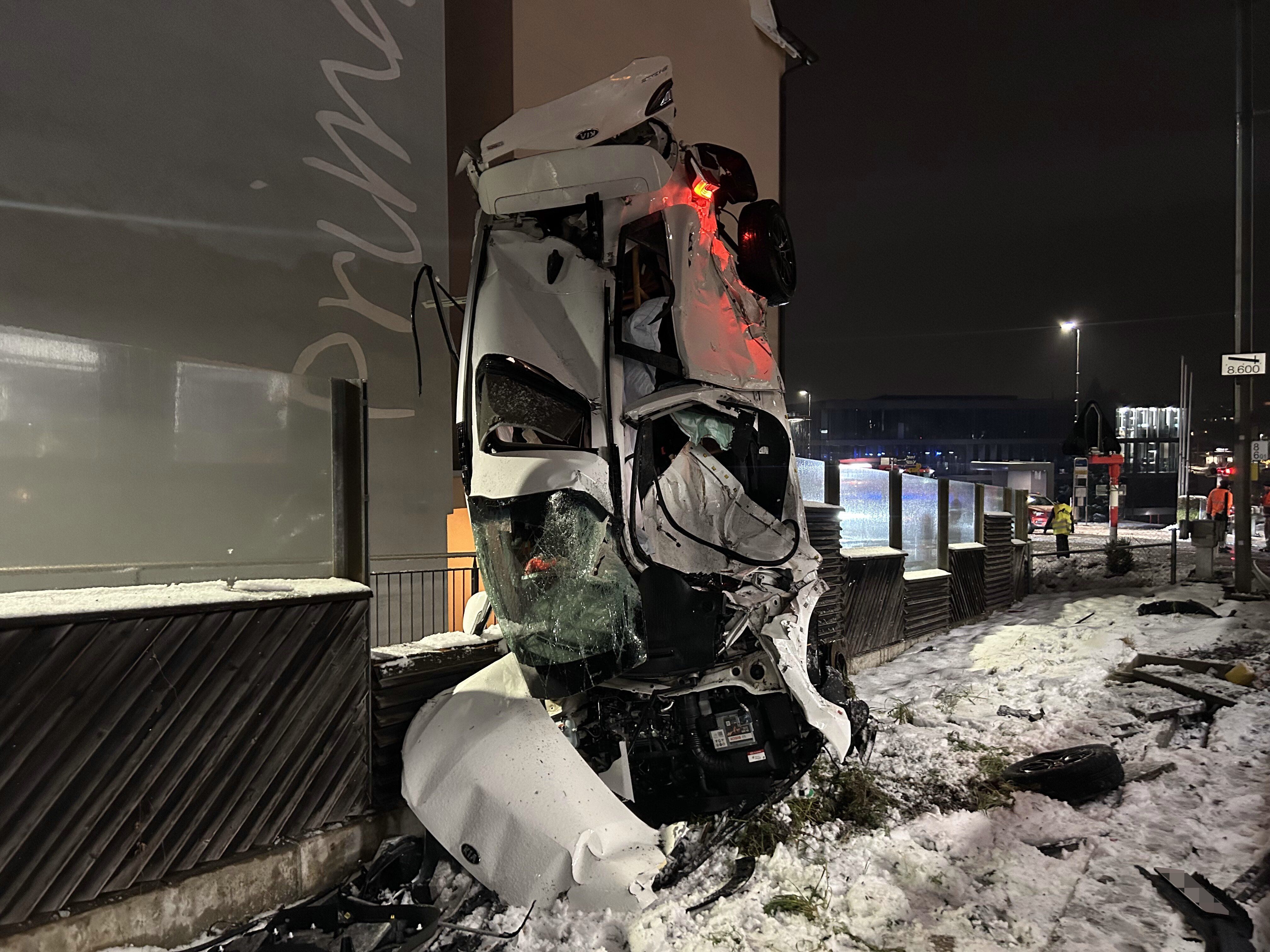 Auto bleibt auf Bahnübergang stehen – Rentner entkommt knapp.