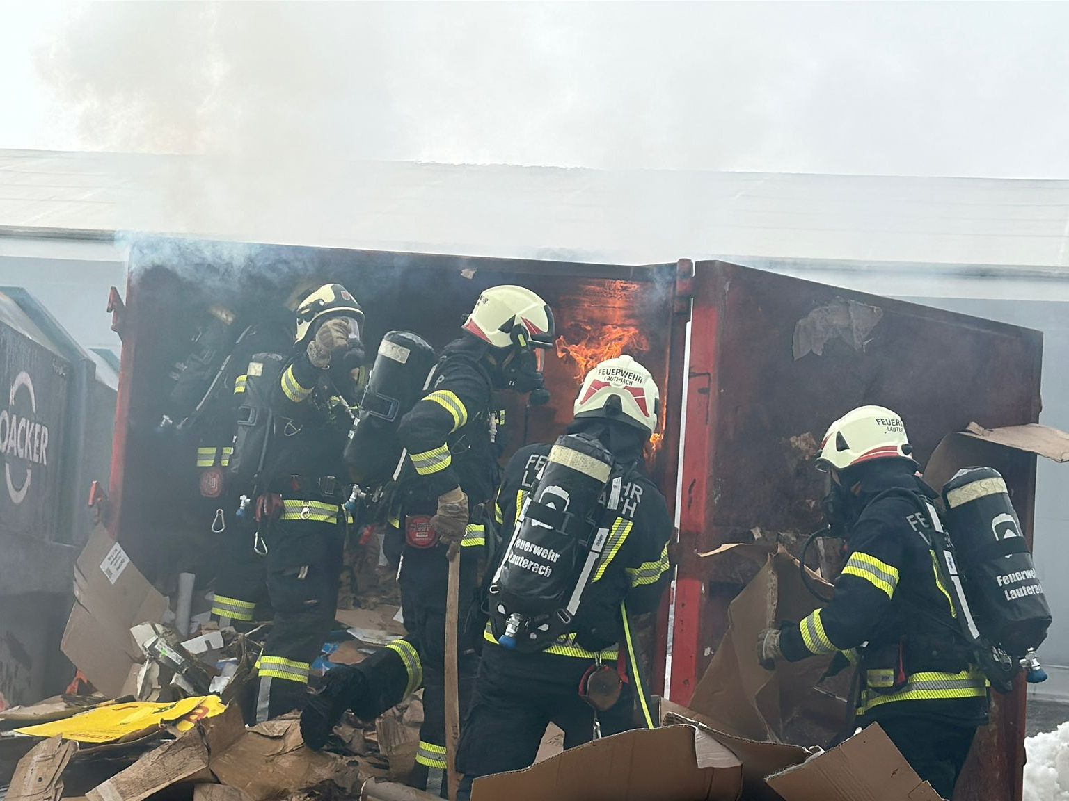 Dichter Qualm bei BayWa in Lauterach: Feuerwehr-Einsatz mit Atemschutz.