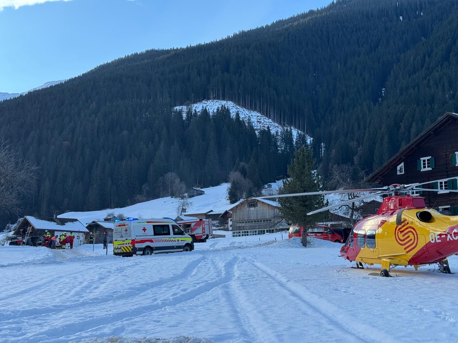 Einsatzkräfte vor Ort in Gaschurn.