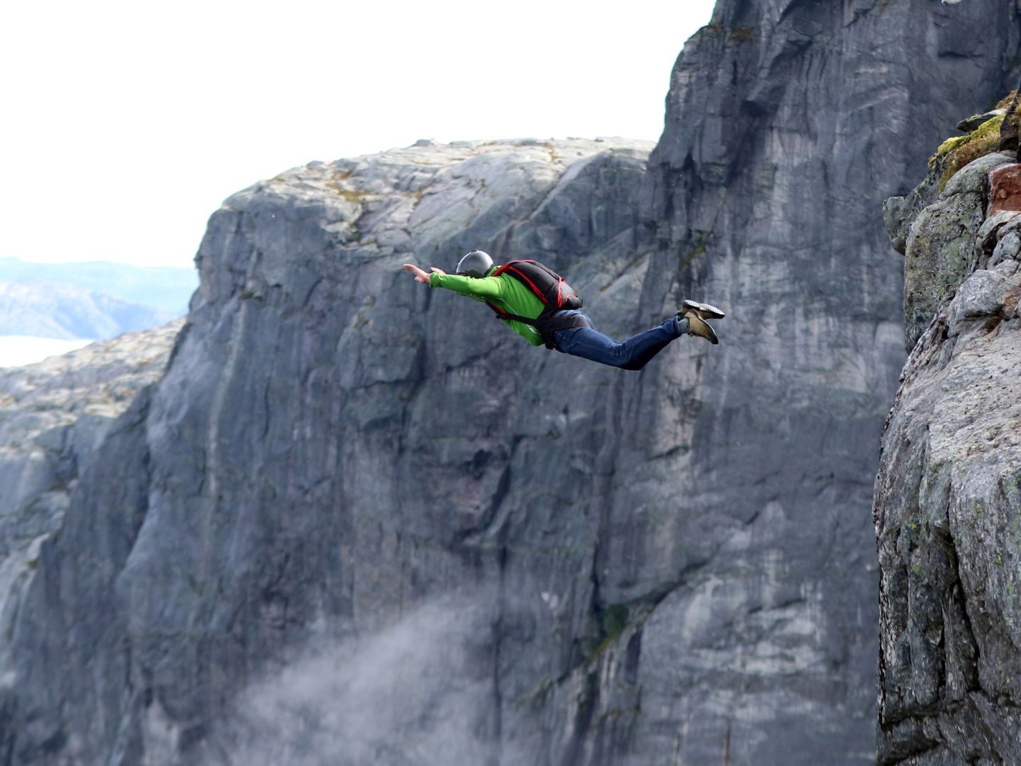 Wiener stirbt bei Basejump in Italien – Freund filmt tragischen Absturz.