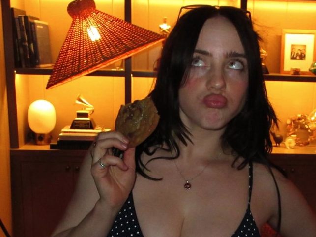 Billie Eilish hat auf Instagram ein ungewohnt offenes Bild von sich gepostet.