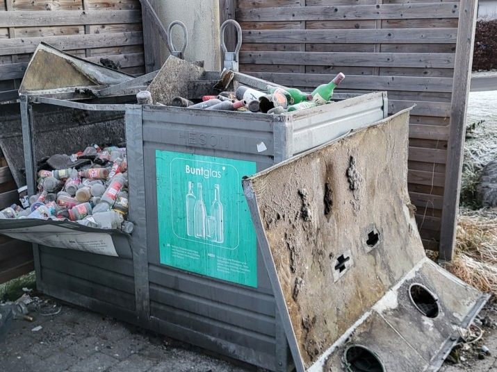 Unbekannte haben einen Glascontainer in Bürs gesprengt.