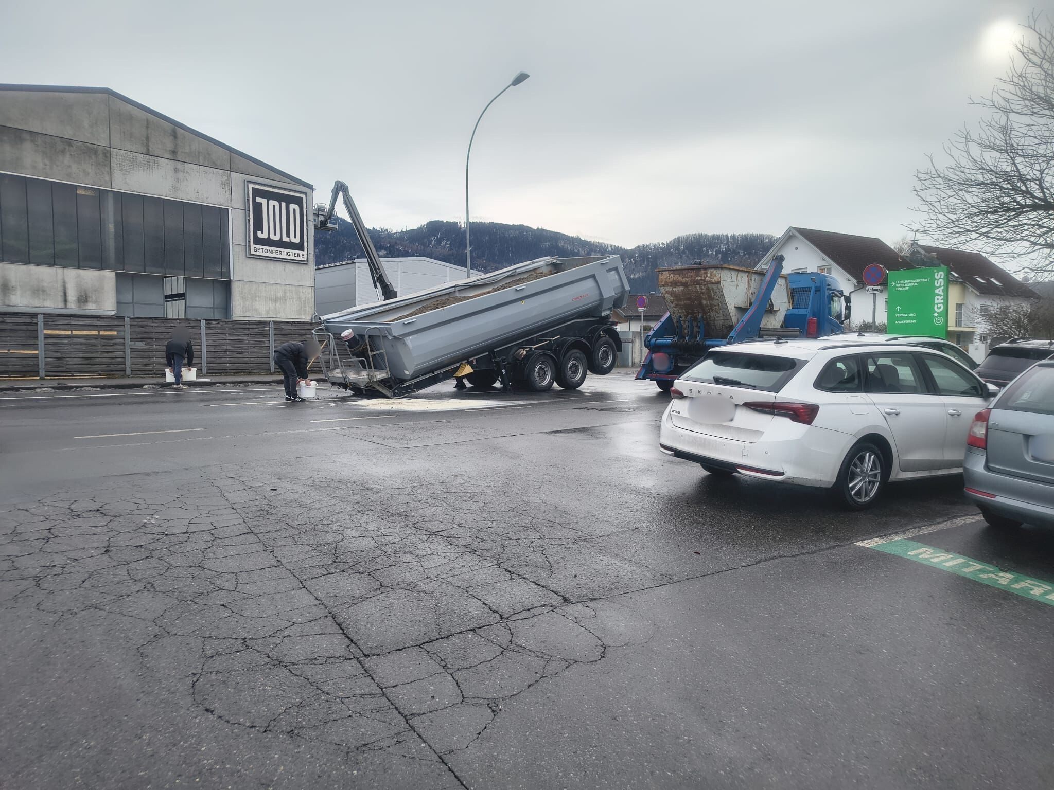 Auf der Lastenstraße stand ein Lkw-Aufleger ohne Zugmaschine.