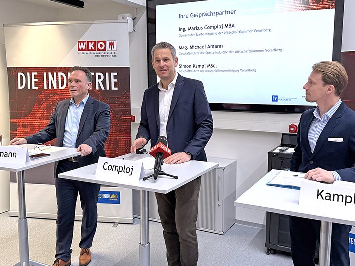 Michael Amann, Geschäftsführer der Sparte Industrie der Wirtschaftskammer, Industrie-Spartenobmann Markus Comploj und IV-Geschäftsführer Simon Kampl stellen den Geschäftsklima-Index vor.
