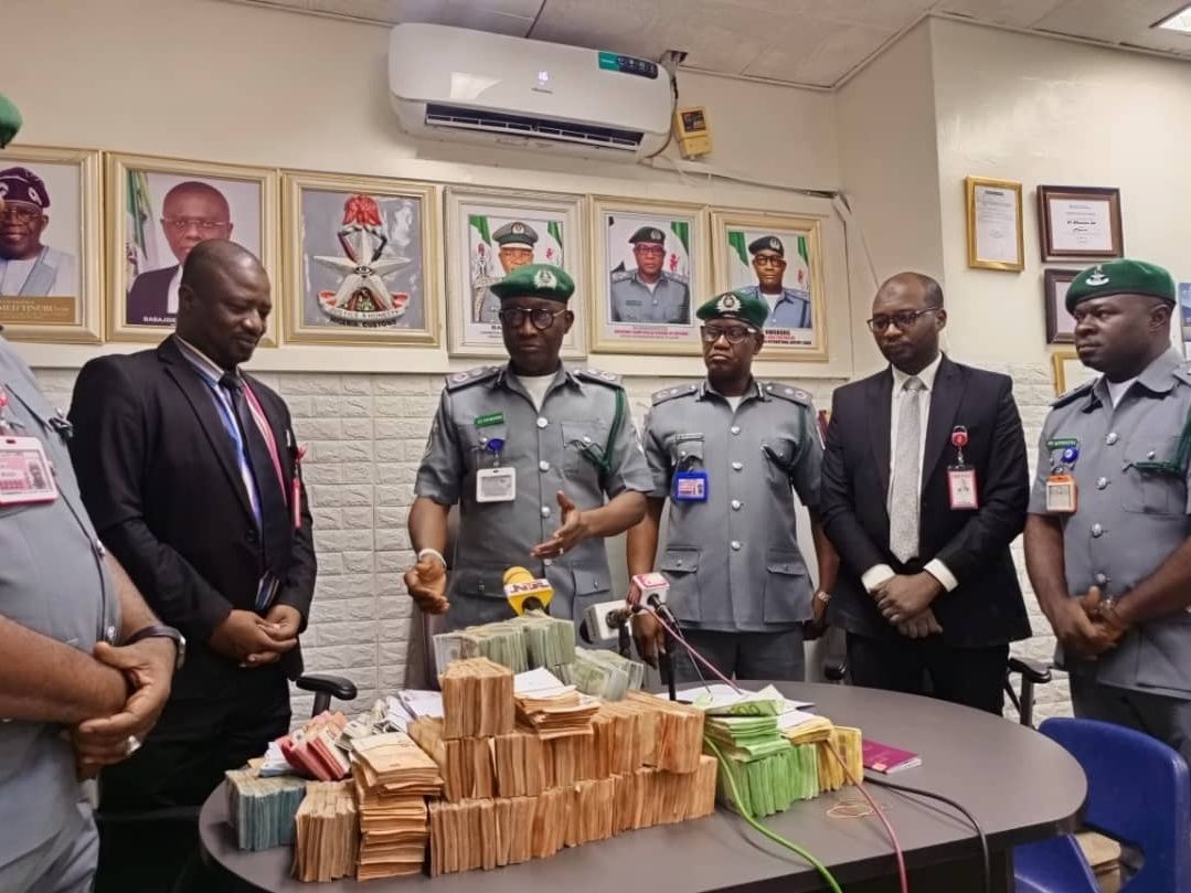 Nigerianische Behördenvertreter mit dem beschlagnahmten Bargeld.