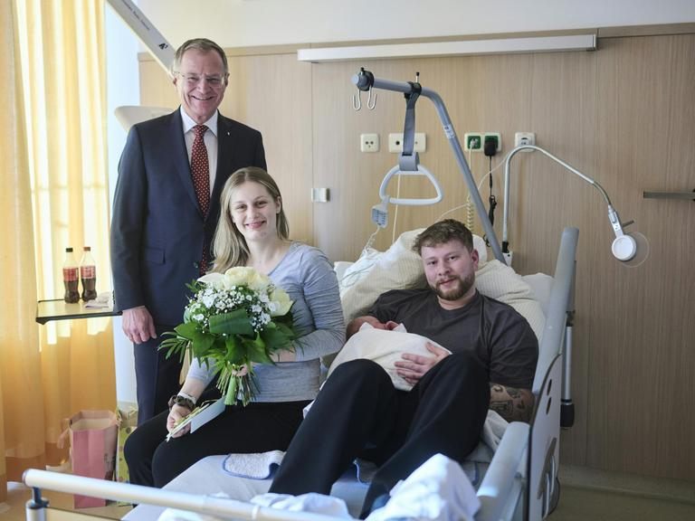 ÖVP-Politiker Thomas Stelzer (58, l.) besucht die Eltern des Neujahrsbabys, Jana M. (22) und Leon H. (26). Das Foto ging viral und löste eine riesige Debatte in den sozialen Netzwerken aus.