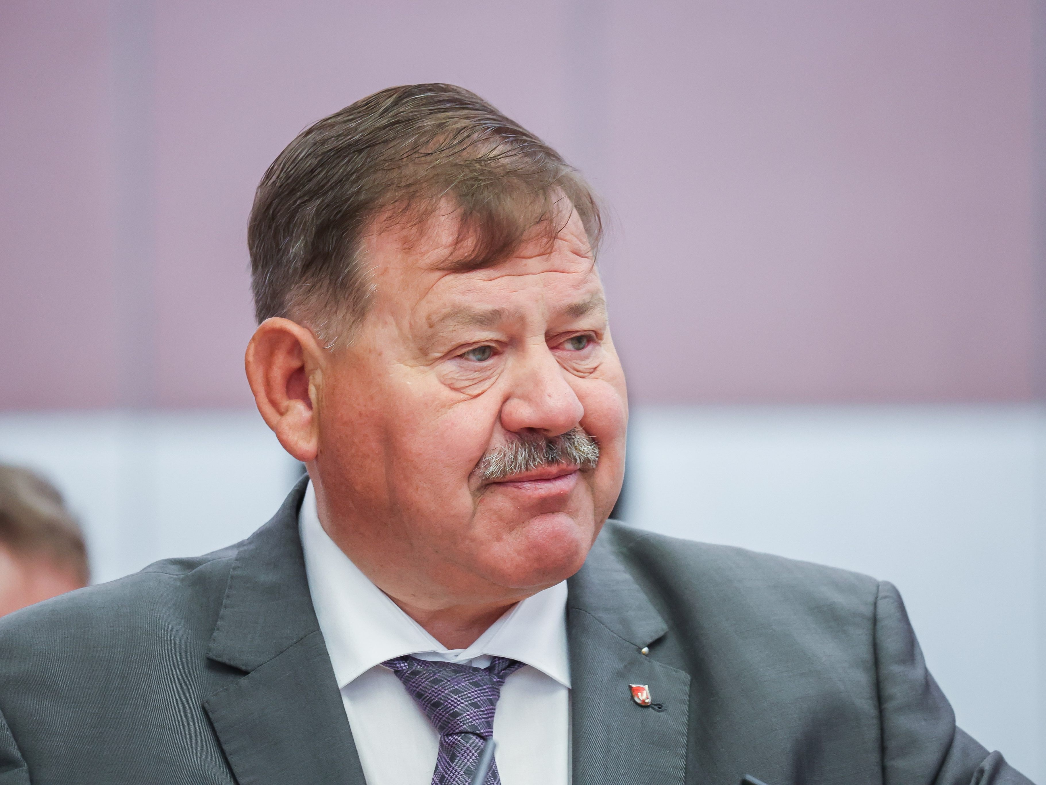 Nach umstrittenen Aussagen von Landtagsvizepräsident Hubert Kinz erhöhen NEOS, SPÖ und Grüne den Druck.