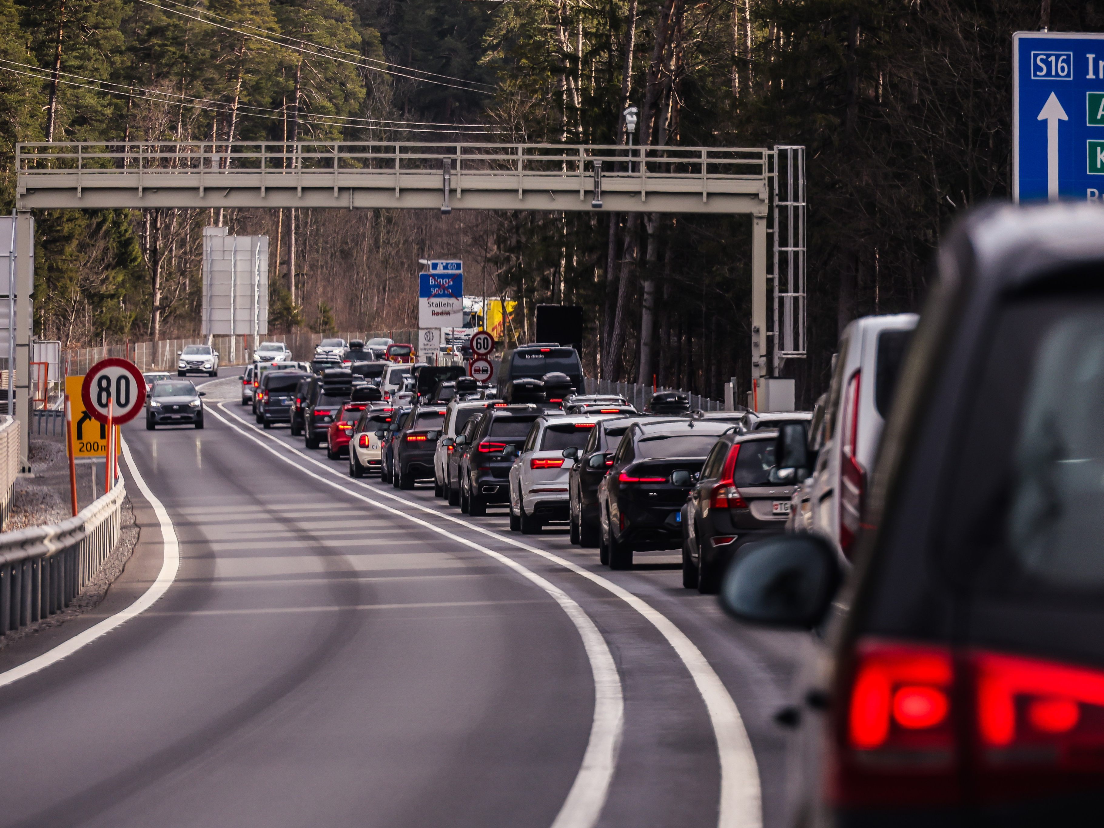 Auf der S16 droht am Wochenende Stau.