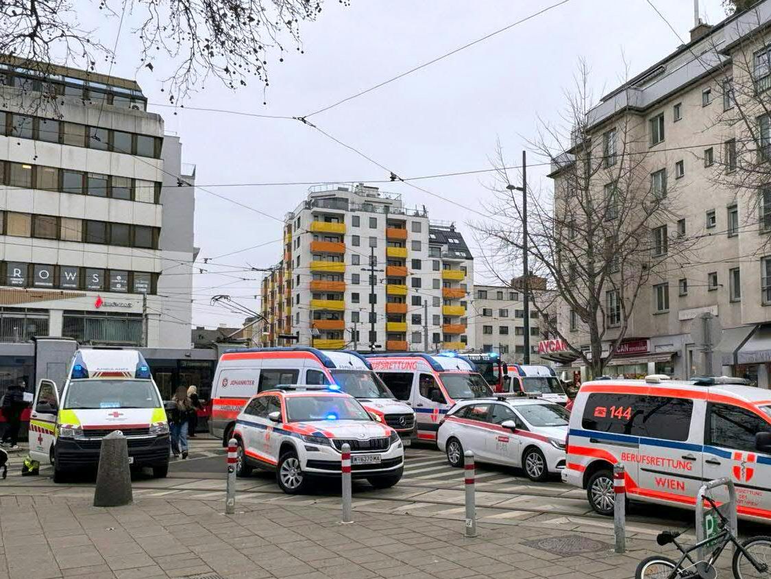 Nach einem Auffahrunfall zweier Straßenbahnen in Wien-Floridsdorf mussten 13 Leichtverletzte in Spitäler gebracht werden.