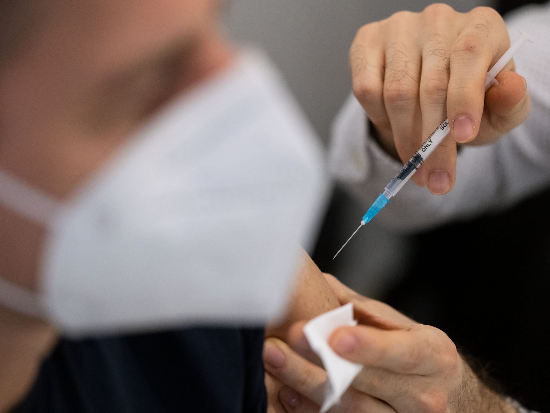 Eine große Auswertung zeigt: Wer gegen COVID-19 geimpft ist, entwickelt nach einer Infektion seltener Long-COVID.