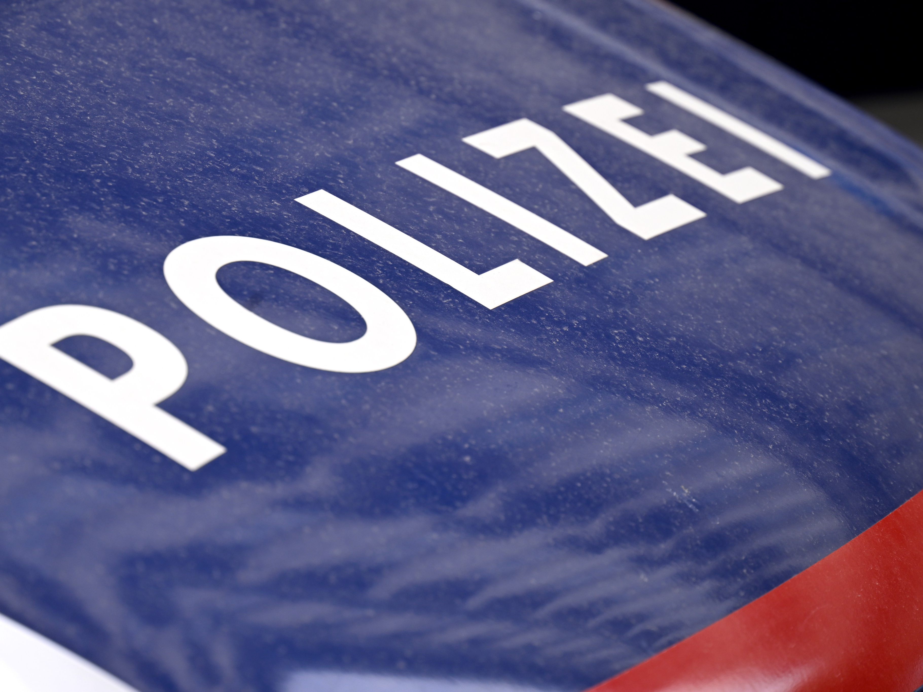 Frau auf Schutzweg in Hard von Auto erfasst