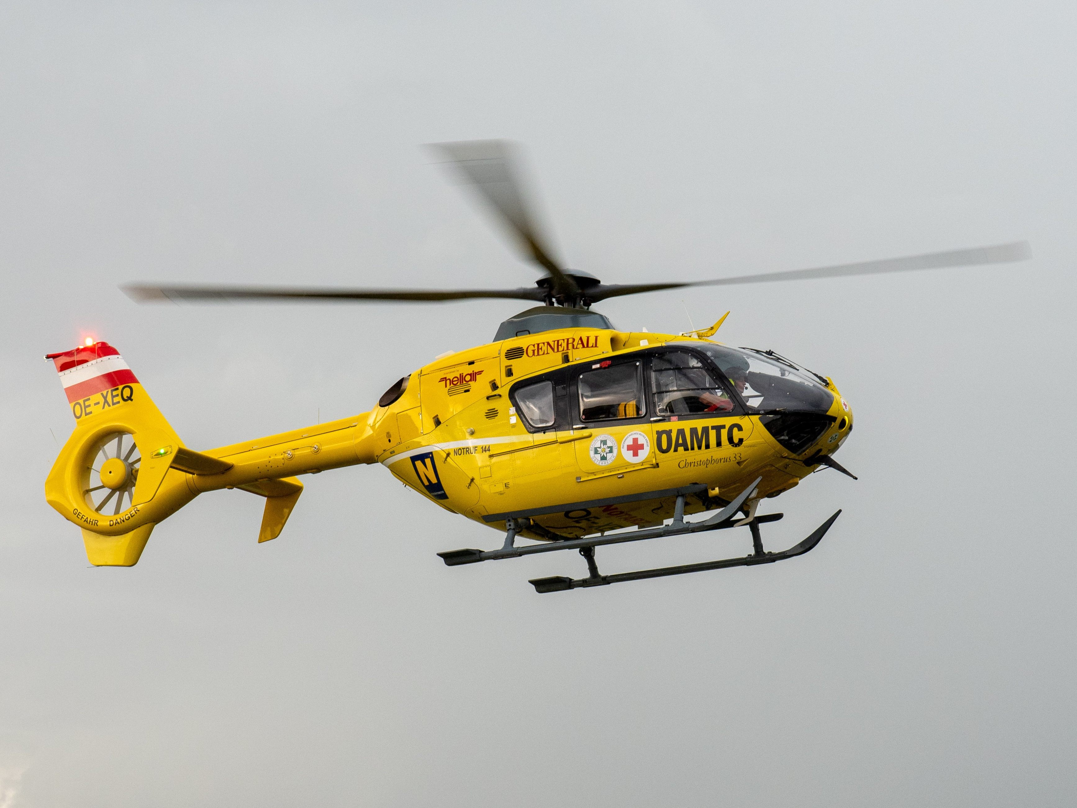 Nach dem schweren Skiunfall wurde der verletzte 54-Jährige von der Pistenrettung und dem Notarztteam versorgt und anschließend mit dem Rettungshubschrauber per Taubergung abtransportiert. (Symbolbild)