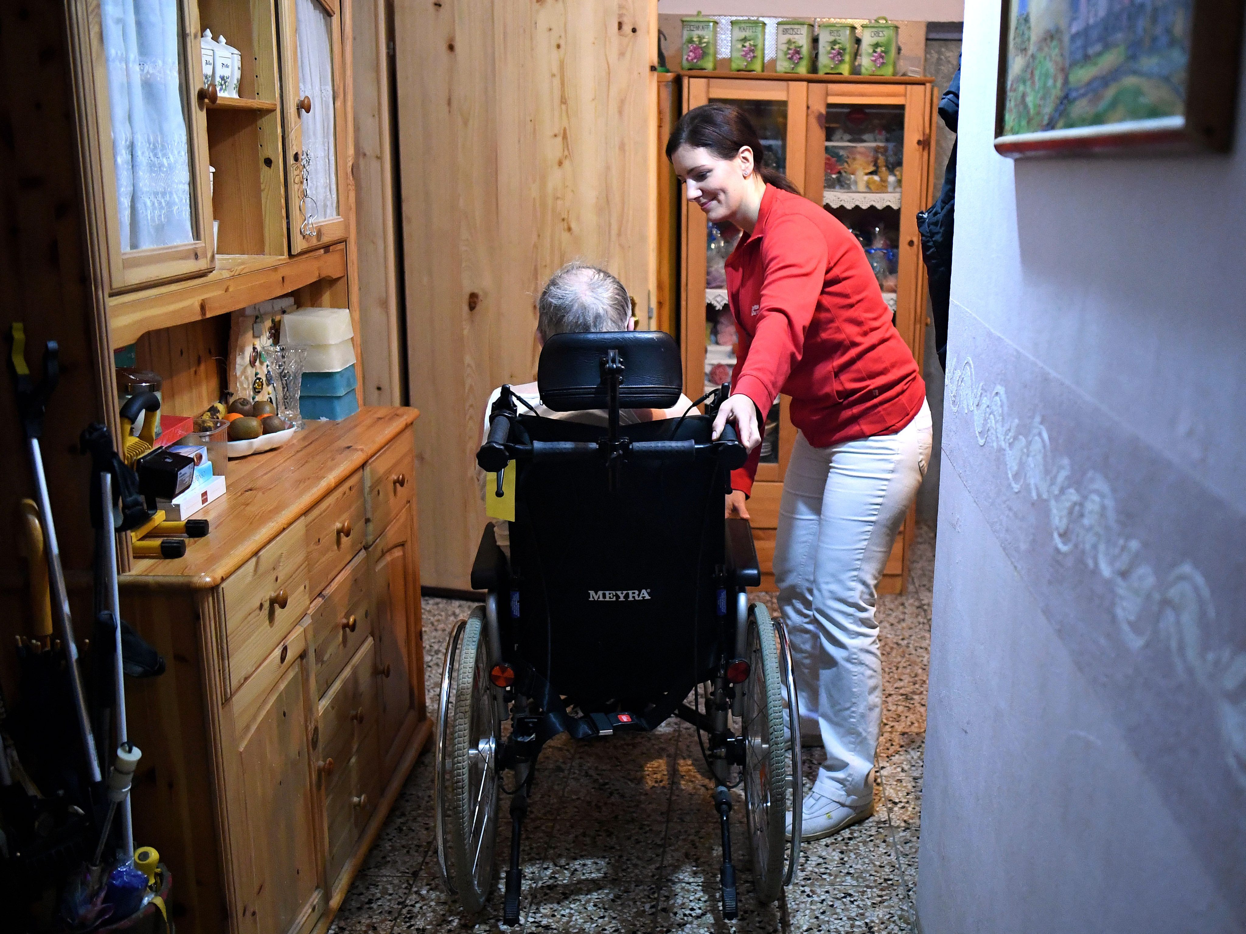 Neue Zahlen zeigen: Fast jeder dritte Vorarlberger über 75 braucht bereits Pflege. Gleichzeitig streicht das Land Zuschüsse für Pflege-Ausbildungen.