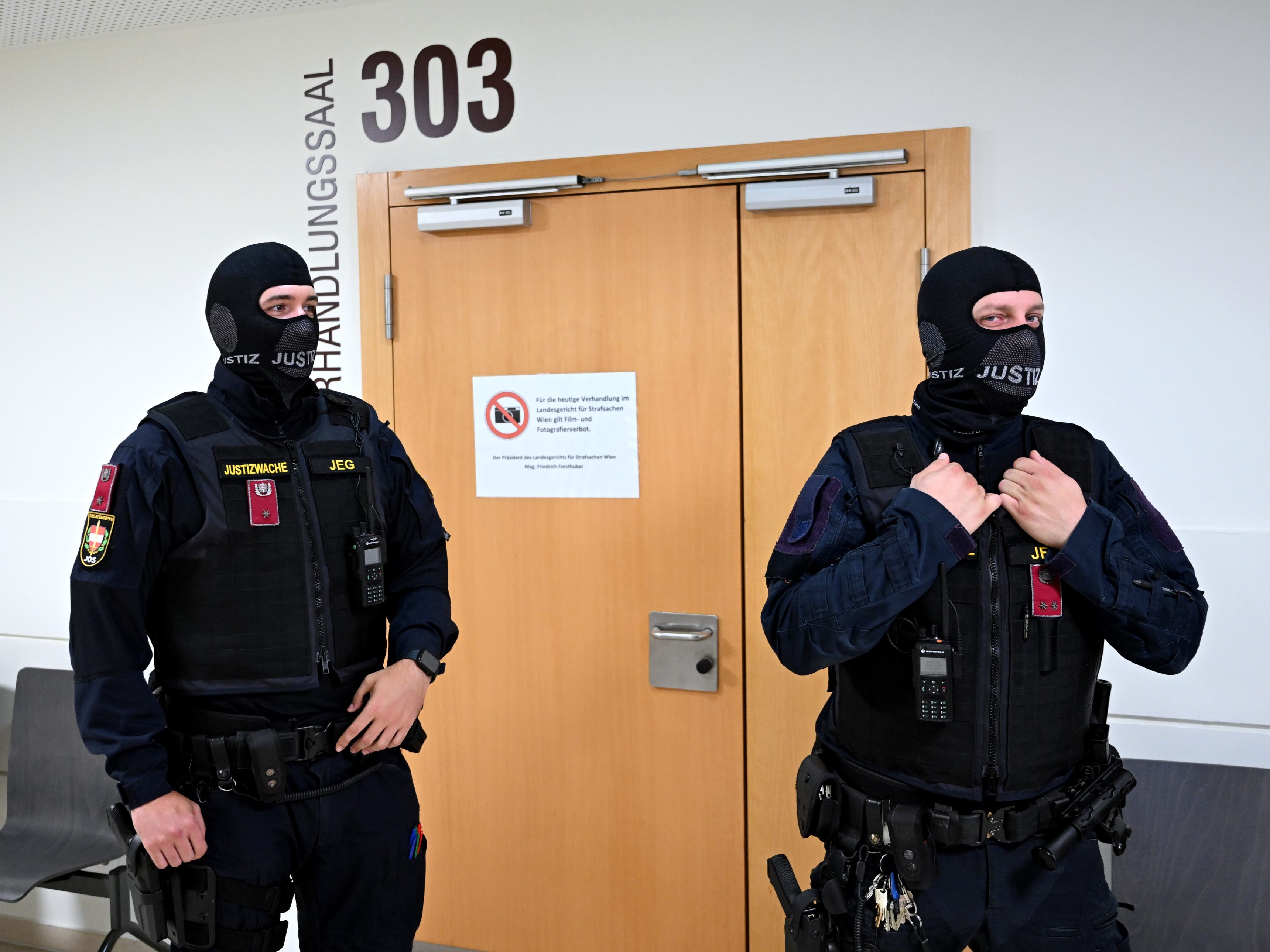 Sicherheitsvorkehrungen beim Prozess gegen den 15-jährigen mutmaßlichen IS-Anhänger am 21. Juli 2025 in Wien.