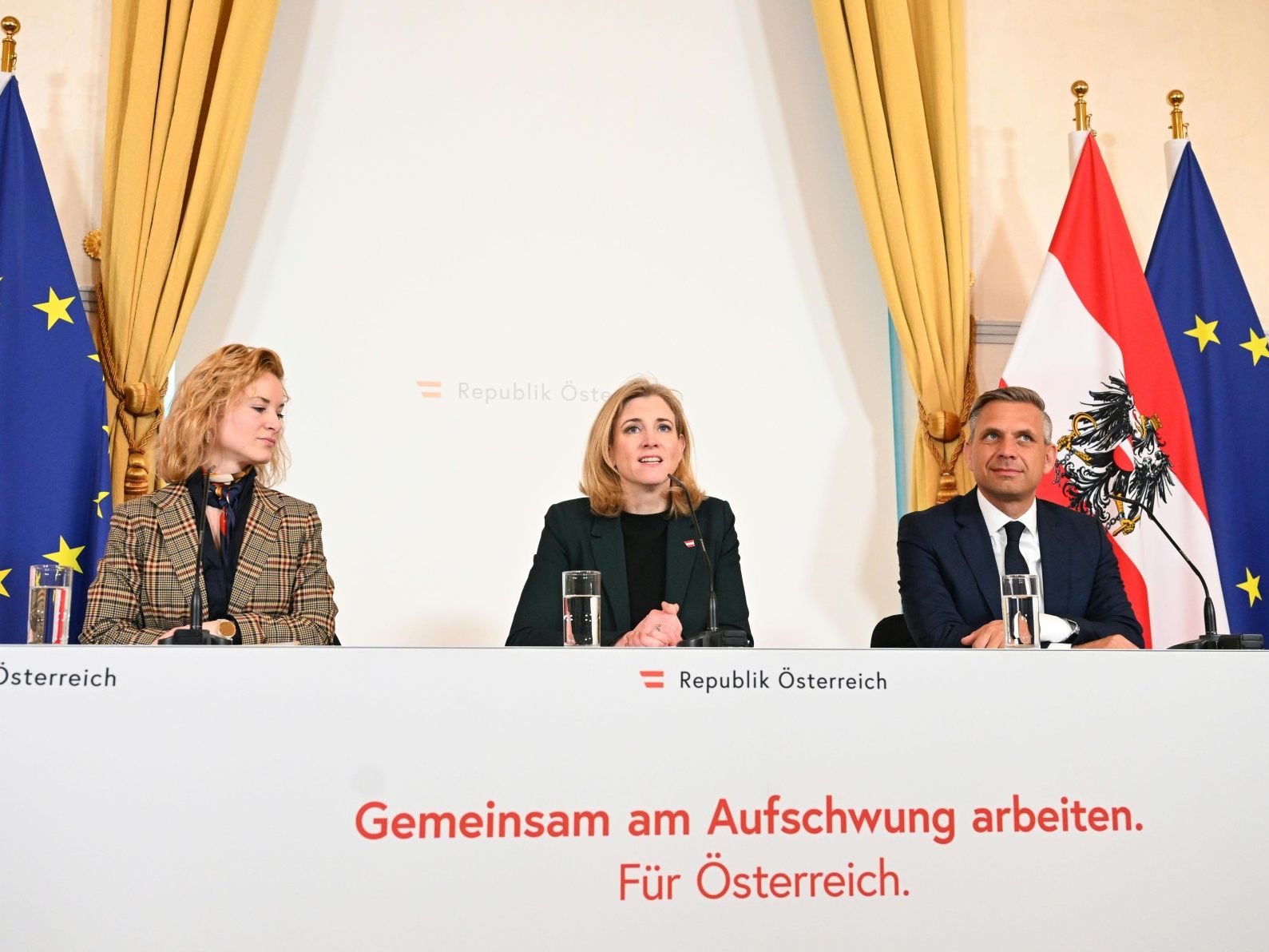 Eva Maria Holzleitner (SPÖ), Beate Meinl-Reisinger (NEOS) und Wolfgang Hattmannsdorfer (ÖVP) am Dienstag im Rahmen des Ministerrats im Bundeskanzleramt in Wien.