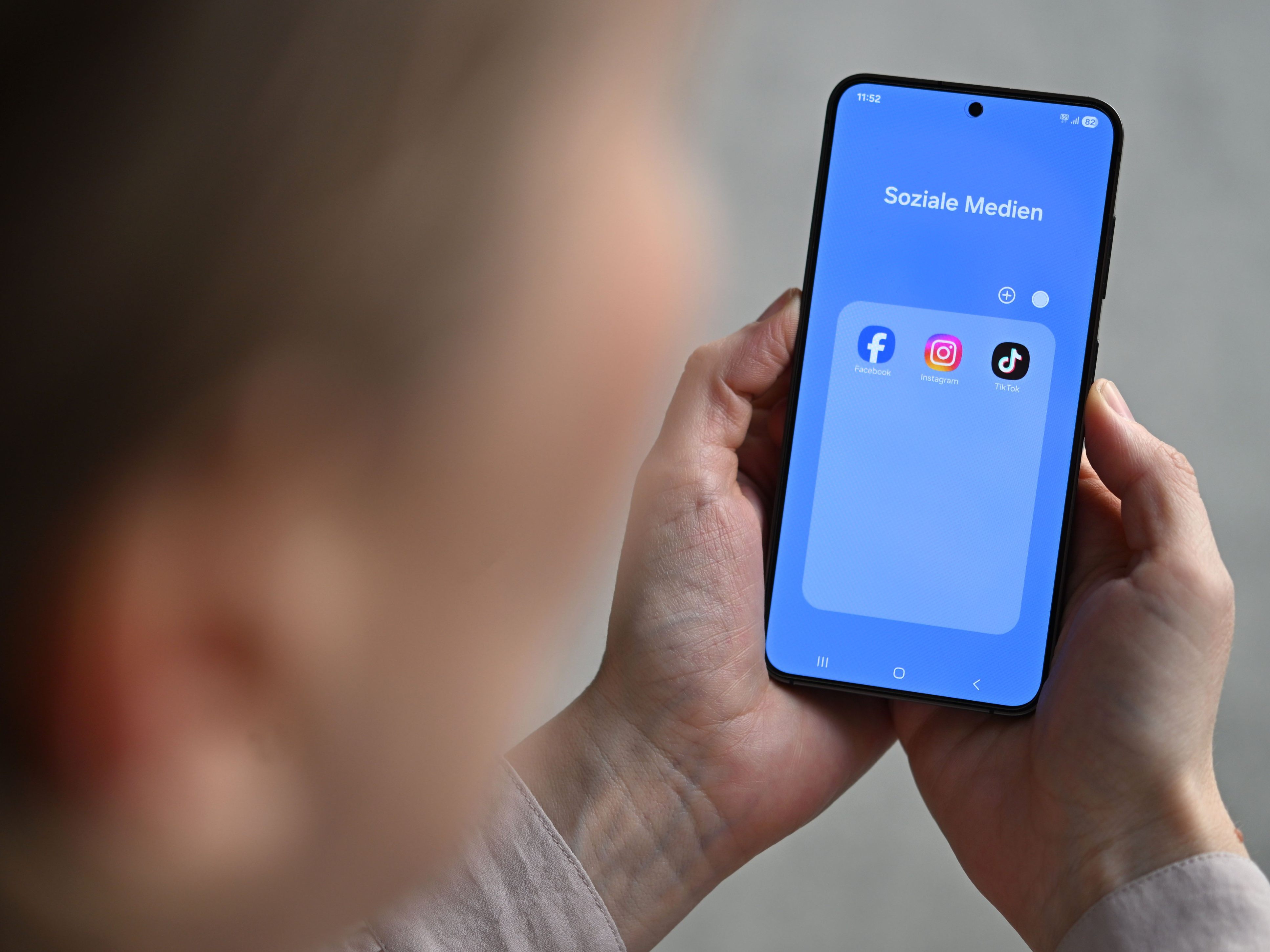 Babler kündigt Gesetz für Social Media an: Altersgrenzen und hohe Strafen geplant.
