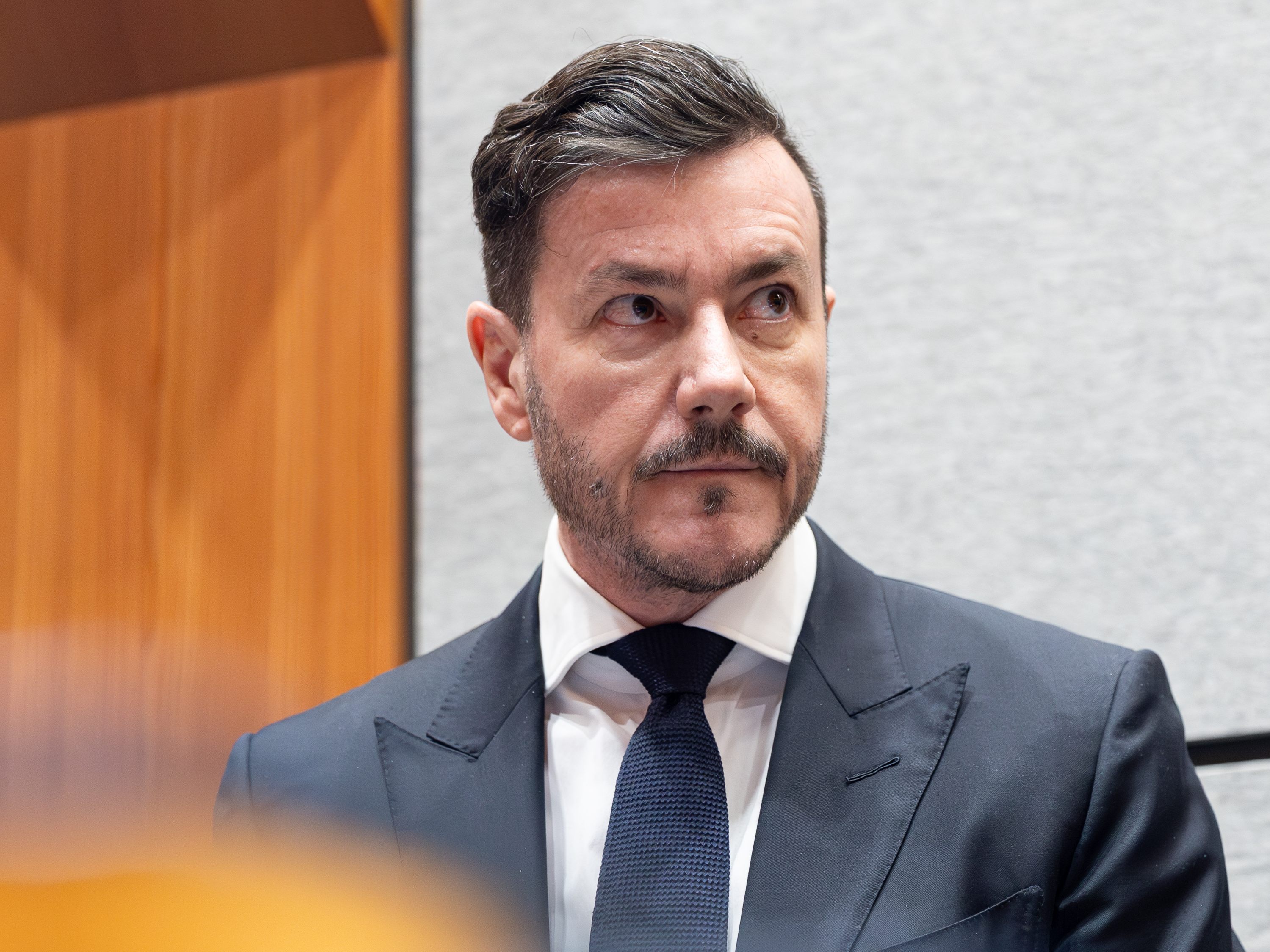 Der frühere Signa-Gründer René Benko befindet sich seit Jänner 2025 in Untersuchungshaft, die vom Oberlandesgericht Wien erneut verlängert wurde.