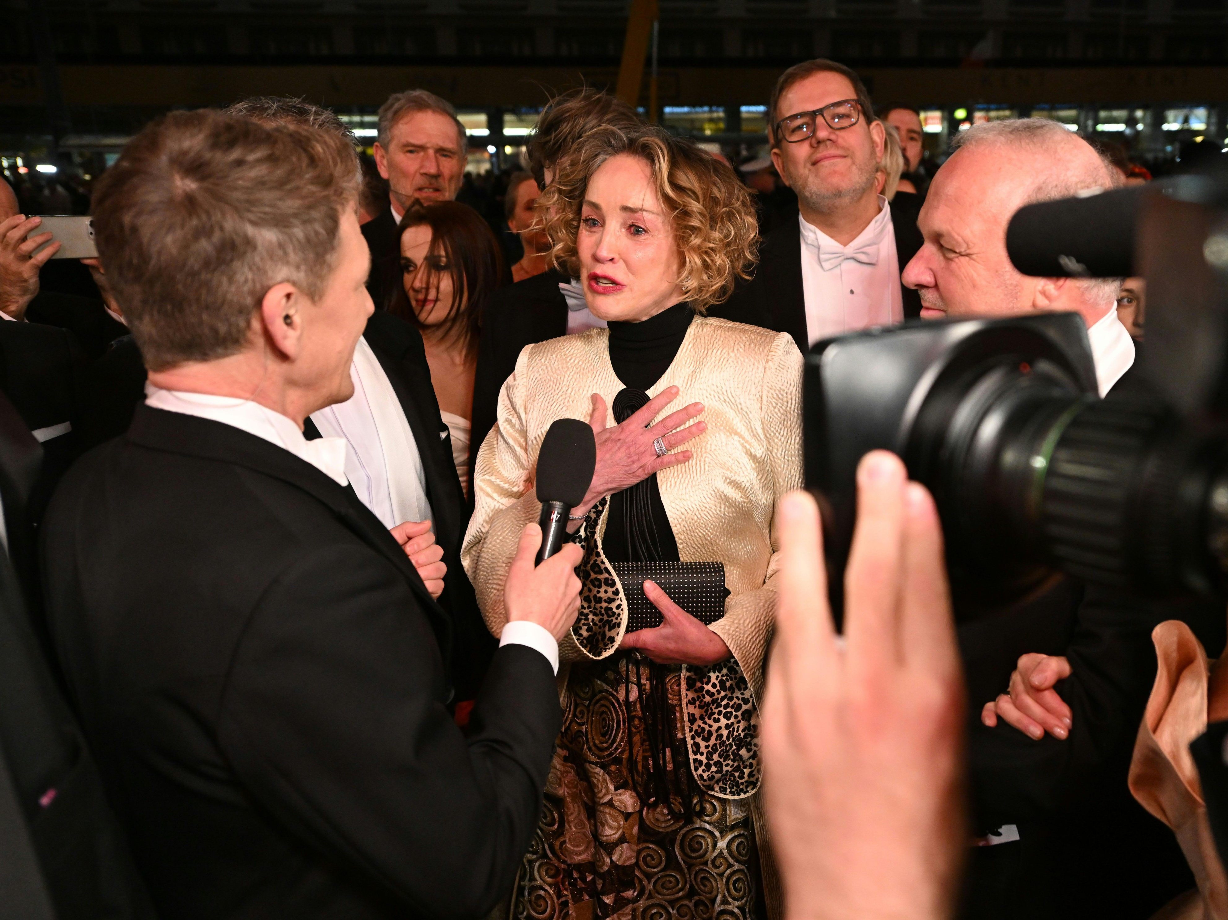 Sharon Stone brach während eines ORF-Interviews in Tränen aus.
