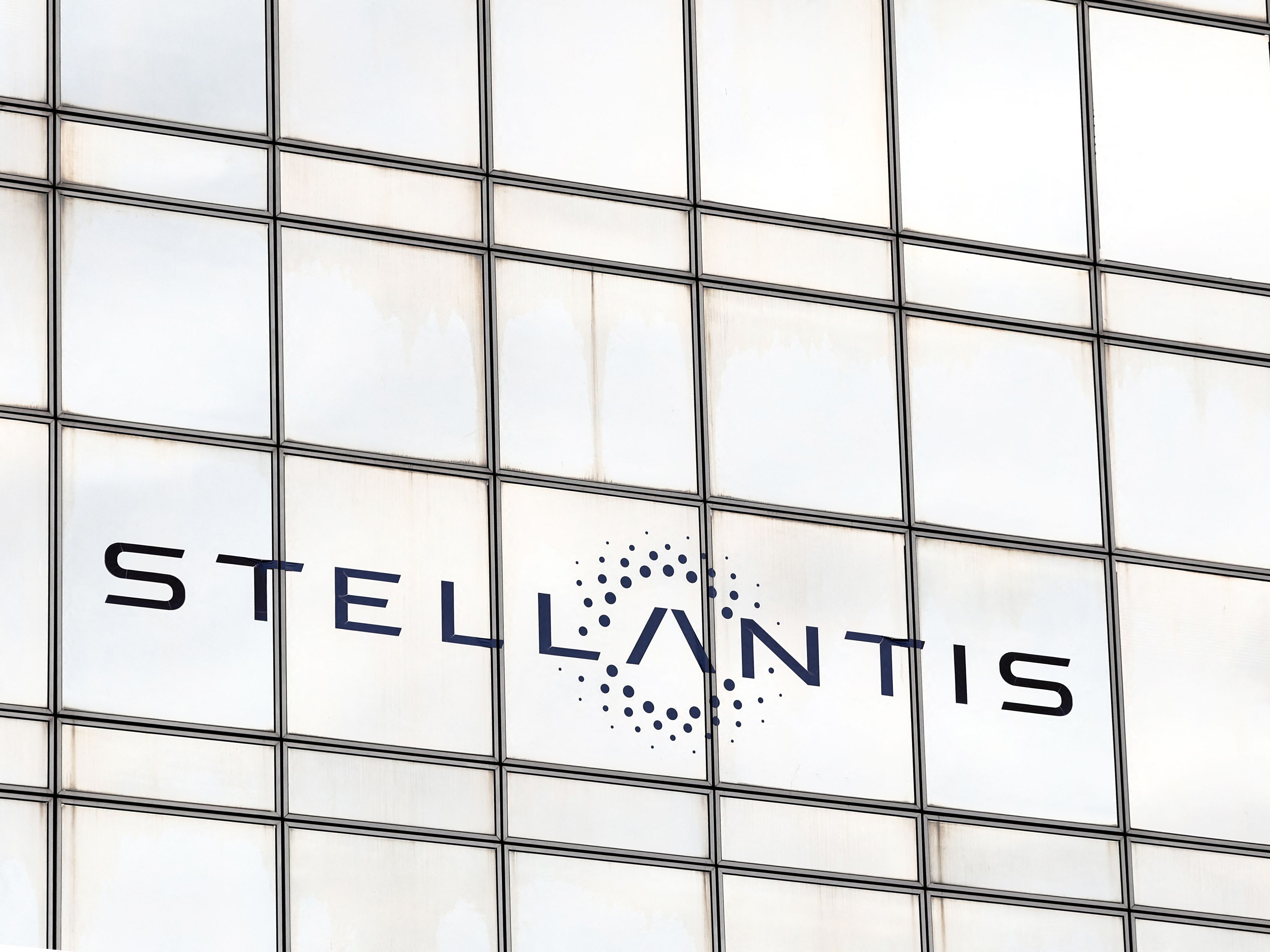 Stellantis zieht Elektro-Notbremse – Milliardenverlust droht.