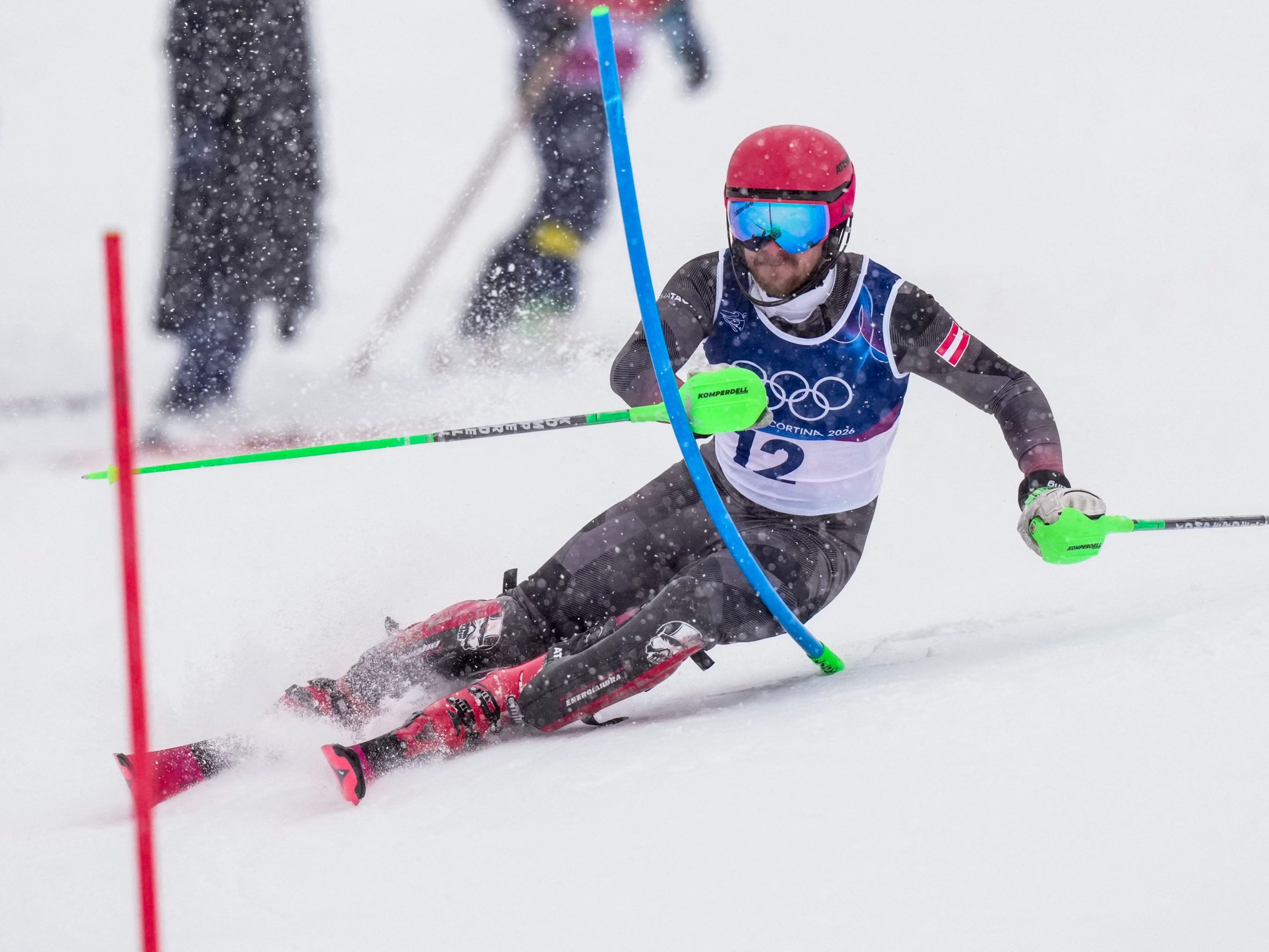 Fabio Gstrein liegt nach dem ersten Durchgang im Slalom auf Medaillenkurs.