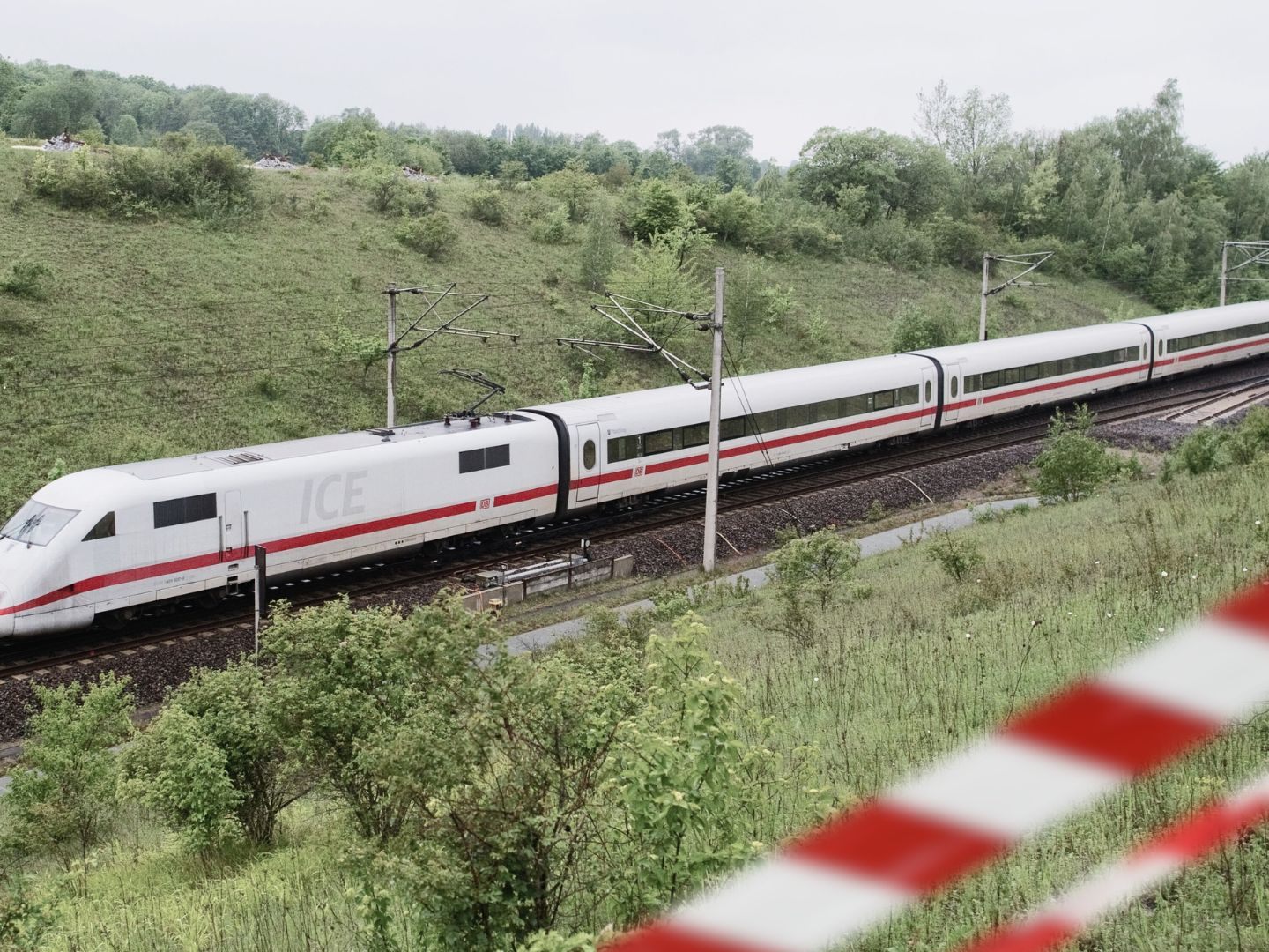 Vier Fahrgäste in Zug attackiert