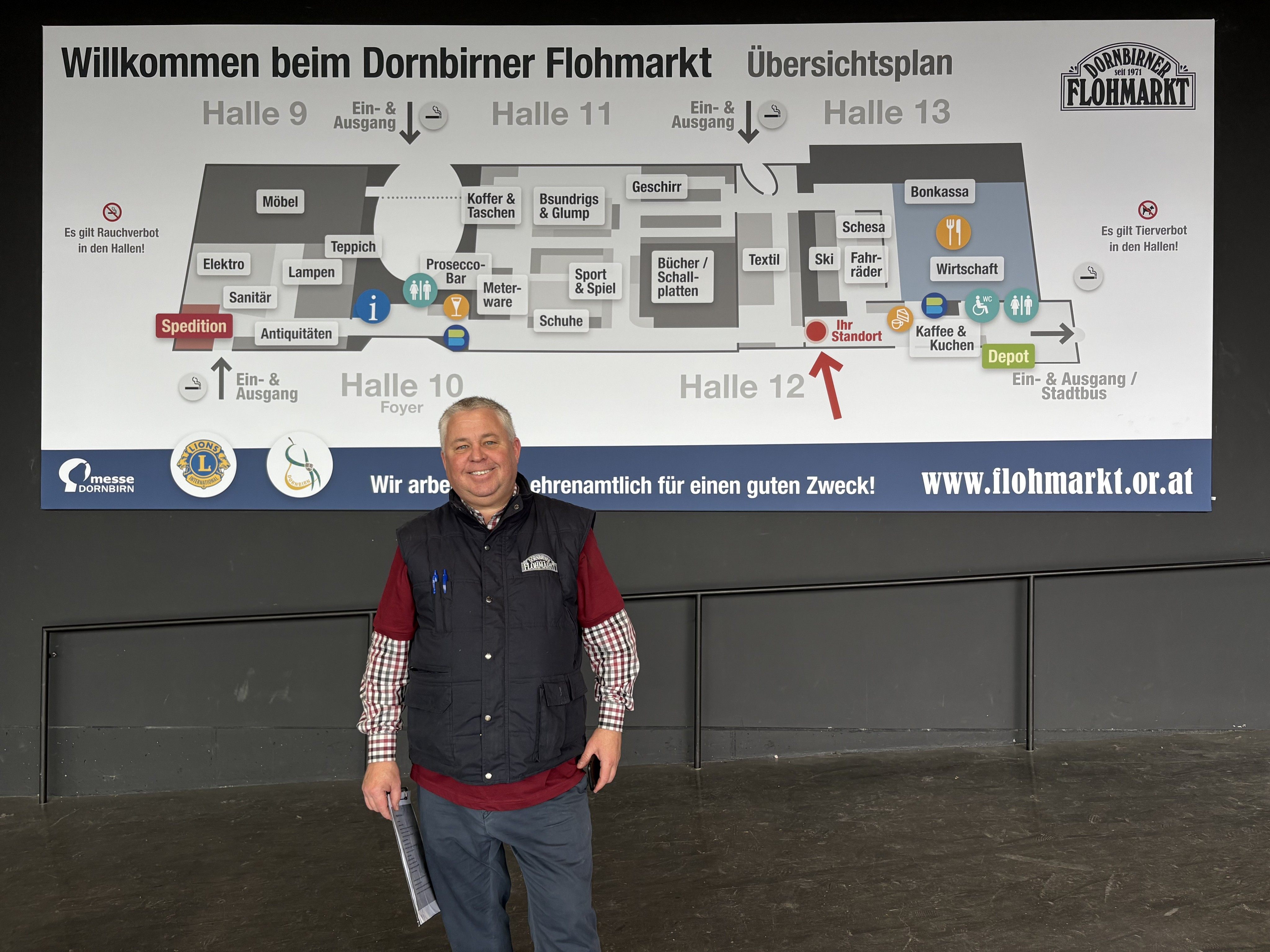 Sunny Fäßler organisiert seit 25 Jahren den Dornbirner Flohmarkt und hat sichtlich Spaß dabei.