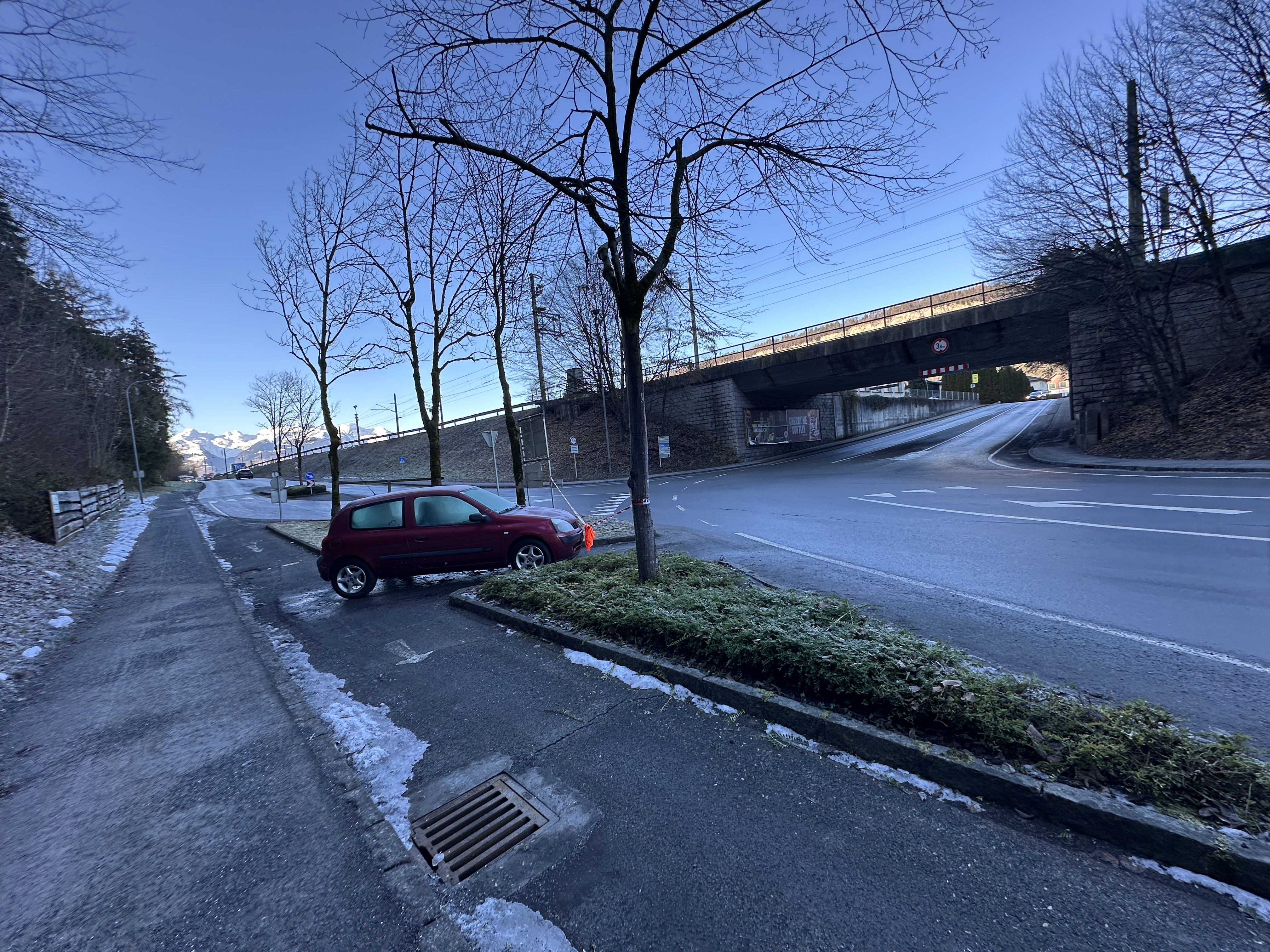 Das Auto ist halb am Radstreifen abgestellt.