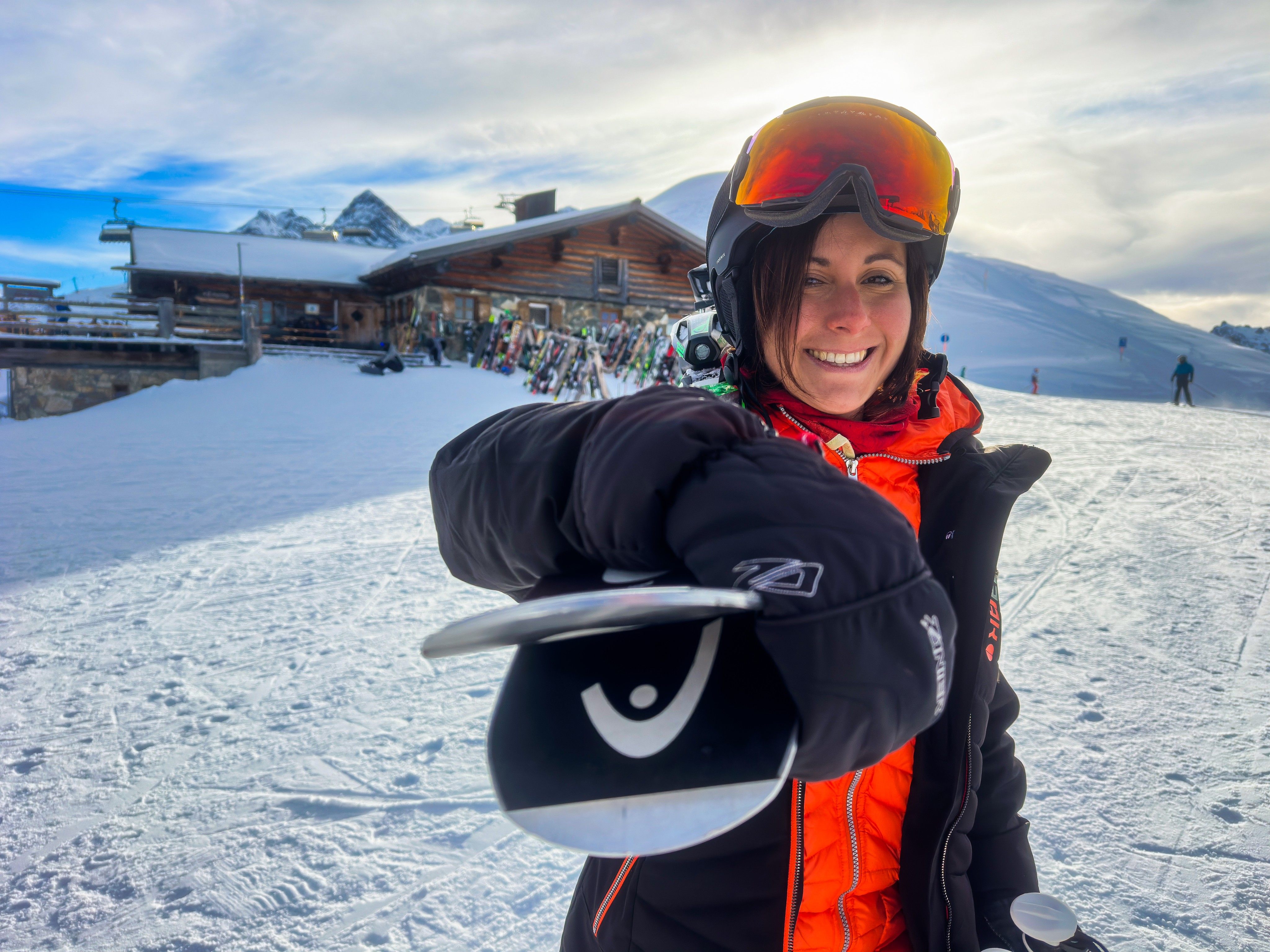 Knapp 90 Euro für eine Tageskarte: Eine Analyse zeigt deutliche Preissprünge durch Dynamic Pricing in Vorarlbergs Skigebieten.