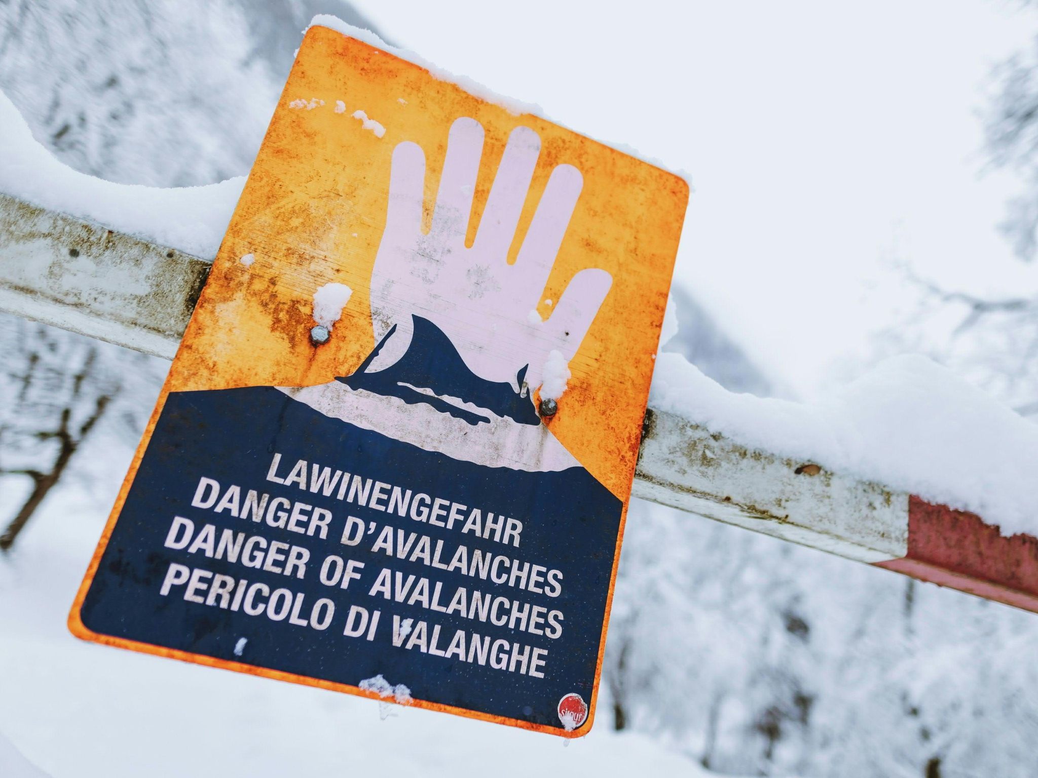 Neuschnee und Wetterverhältnisse sorgen für erhebliche bis hohe Lawinengefahr in Vorarlberg. (Symbolbild)