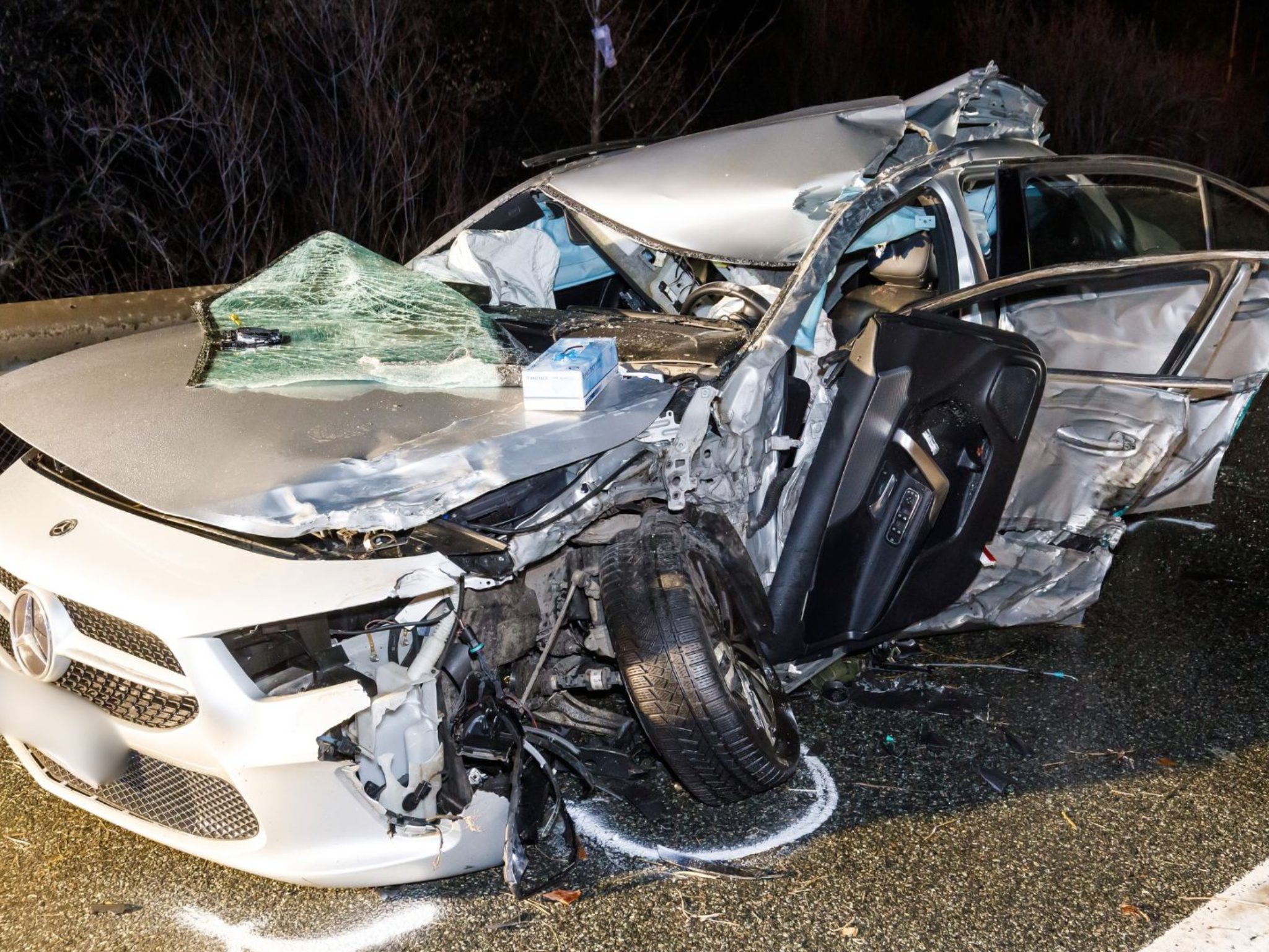 Schwerer Verkehrsunfall auf der S16 bei Innerbraz: Ein 22-Jähriger kam ums Leben, sieben Personen wurden verletzt.