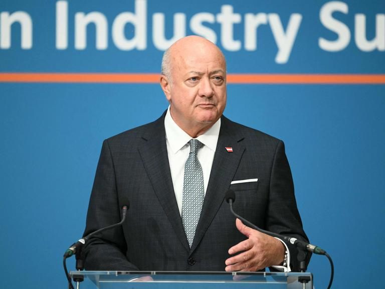 Bundeskanzler Christian Stocker (ÖVP) betonte in einem Pressegespräch Mittwochabend in Brüssel seine "klare Position" zu einem früheren EU-Beitritt der Ukraine.