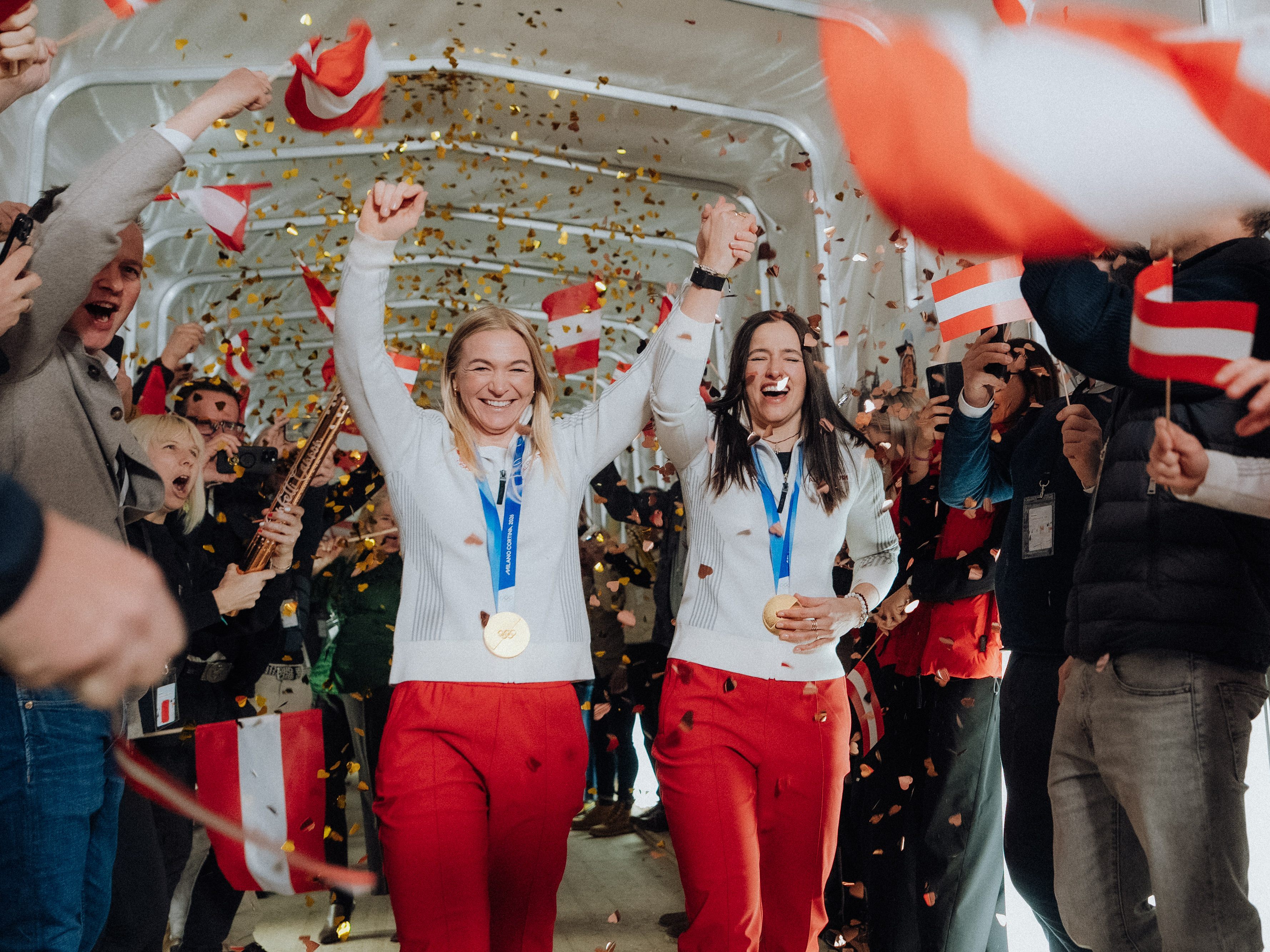 Ariane Rädler und Katharina Huber feierten ihre Goldmedaille im Austria House.