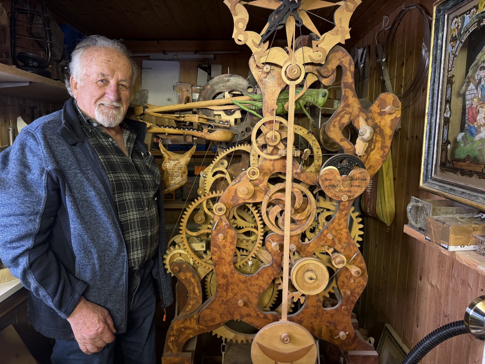 Othmar Ganahl zeigt voller Stolz seine 2,20 Meter hohe "Heuschrecken-Uhr".