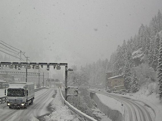 Ein Regioexpress ist im Stockgraben-Tunnel bei Goppenstein nach einem Lawinenabgang entgleist. Eine Webcam-Aufnahme zeigt starkes Schneetreiben im Wallis am Montagmorgen.